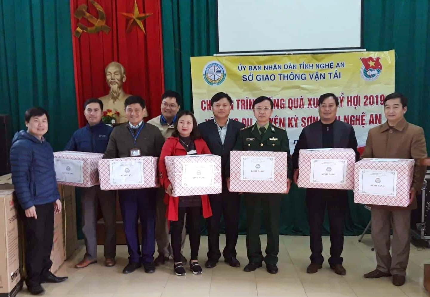 Trao 6 phần quà cho các đơn vị trường học trên địa bàn xã Keng Đu, Kỳ Sơn. Ảnh: Lữ Phú