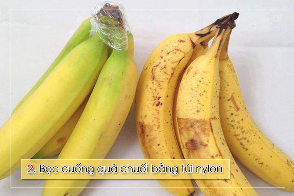 Dùng màng nilon bọc thức ăn quấn chặt phần cuống của những trái chuối. Cách này sẽ giúp cho chuối được bảo quản lâu hơn, tươi hơn khoảng 3-5 ngày.