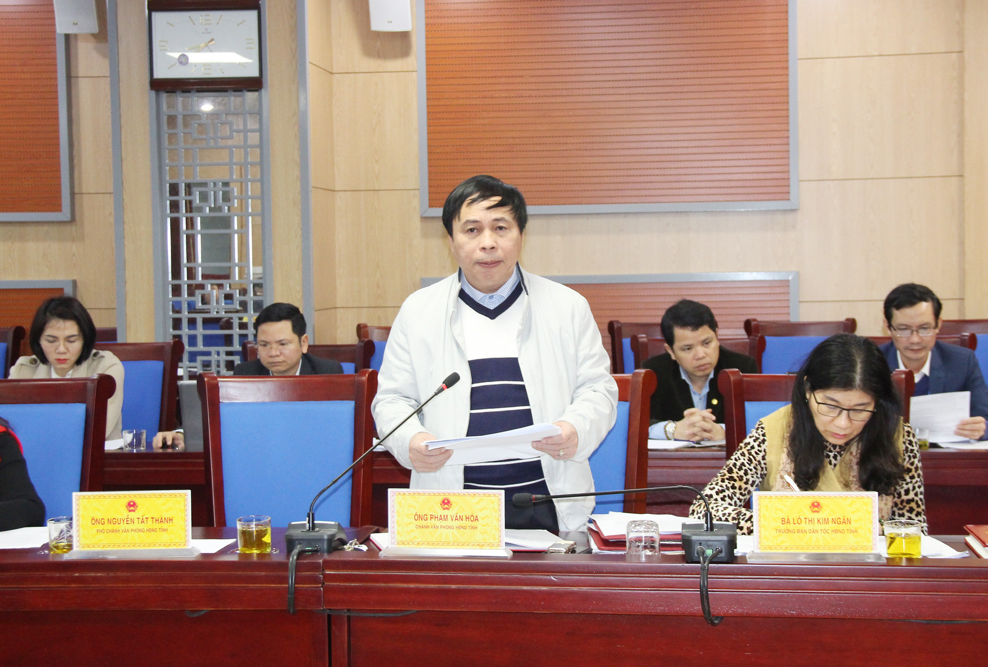 Chánh Văn phòng HĐND tỉnh Phạm Văn Hóa nêu một số vấn đề cử tri và nhân dân kiến nghị, phản ánh trong tháng 1/2019. Ảnh: Mai Hoa
