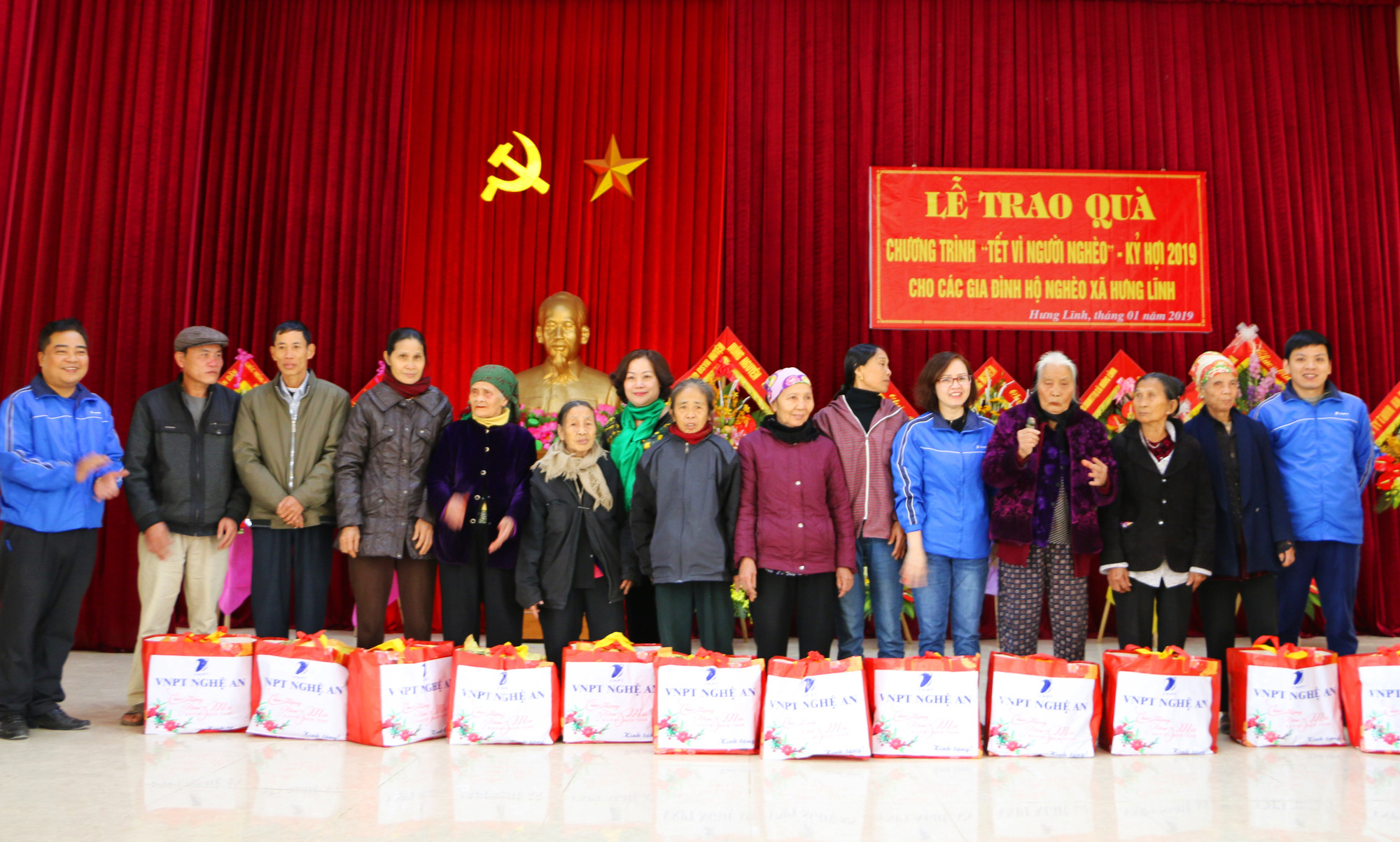Trao quà Tết cho 34 hộ nghèo và đặc biệt khó khăn xã Hưng Lĩnh. Ảnh: Nguyễn Hải