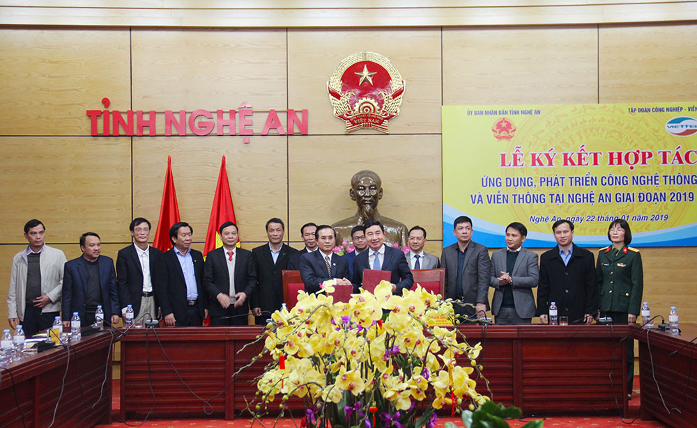 Đại diện UBND tỉnh Nghệ An và Tập đoàn Công nghiệp- Viễn thông quân đội Viettel ký Thỏa thuậnh hợp tác. Ảnh: Phú Hương