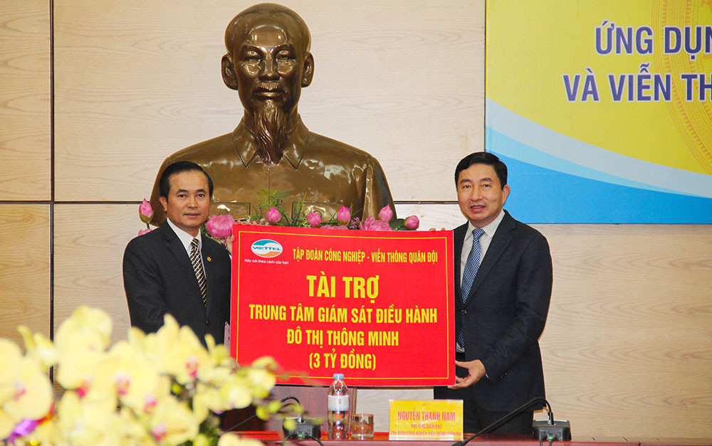 Tập đoàn Viettel trao tặng Trung tâm giám sát điều hành đô thị thông minh trị giá 3 tỷ đồng cho UBND tỉnh Nghệ An. Ảnh: Phú Hương