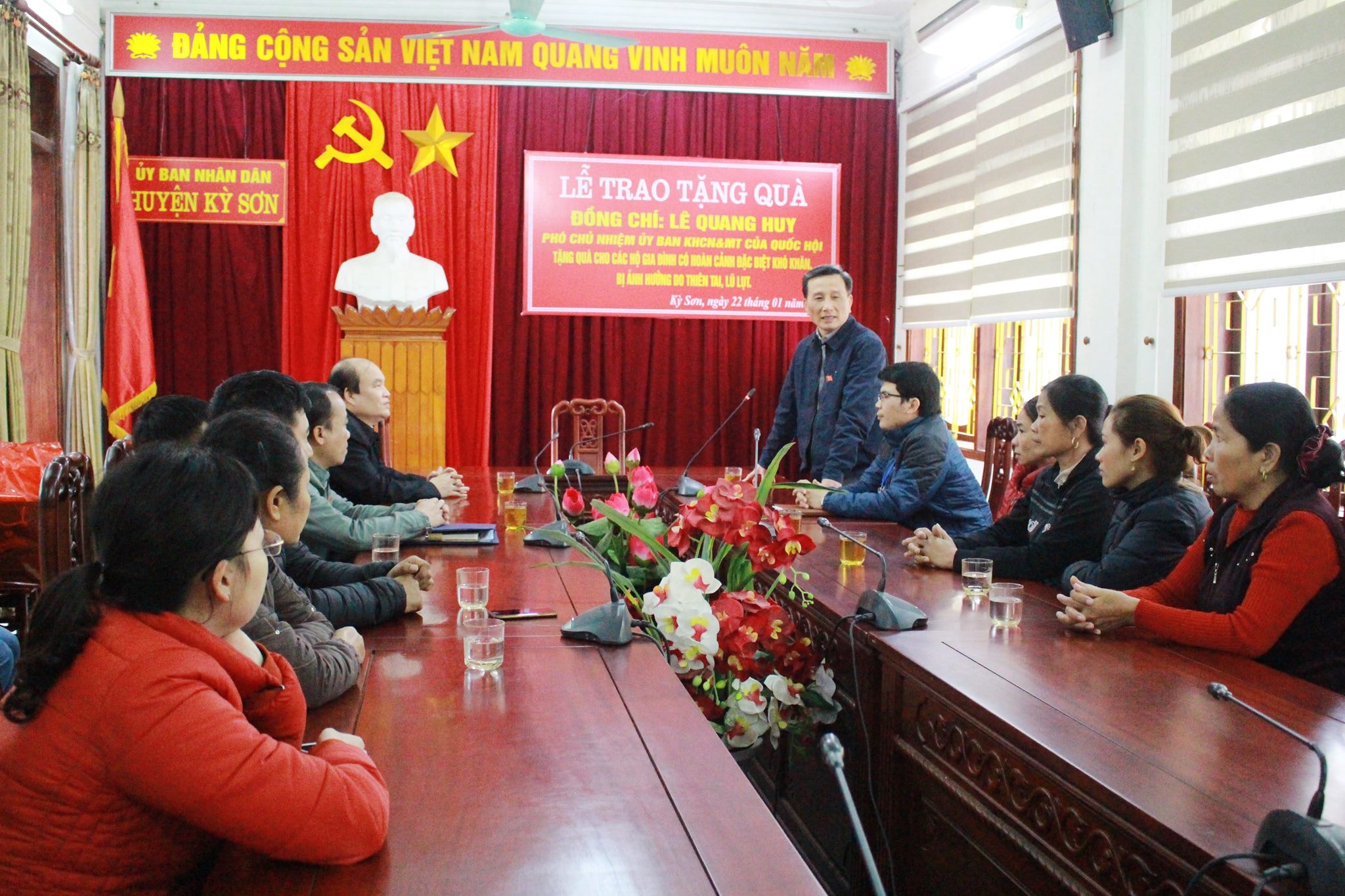Chia sẻ những khó khăn đối với người dân, đồng chí Lê Quang Huy cho biết chia sẻ, mỗi món quà trao gửi có thể còn chưa nặng giá trị vật chất, nhưng đó là tình cảm, trách nhiệm đối với các hộ nghèo. Ảnh: Phương Thúy 