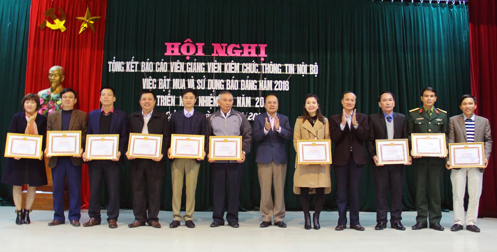 Trao tặng Giấy khen cho các cá nhân có thành tích xuất sắc trong báo cáo viên, giảng viên kiêm chức và tập thể có thành tích xuất sắc trong công tác tuyên giáo, báo cáo viên 2018. Ảnh Thanh Quỳnh