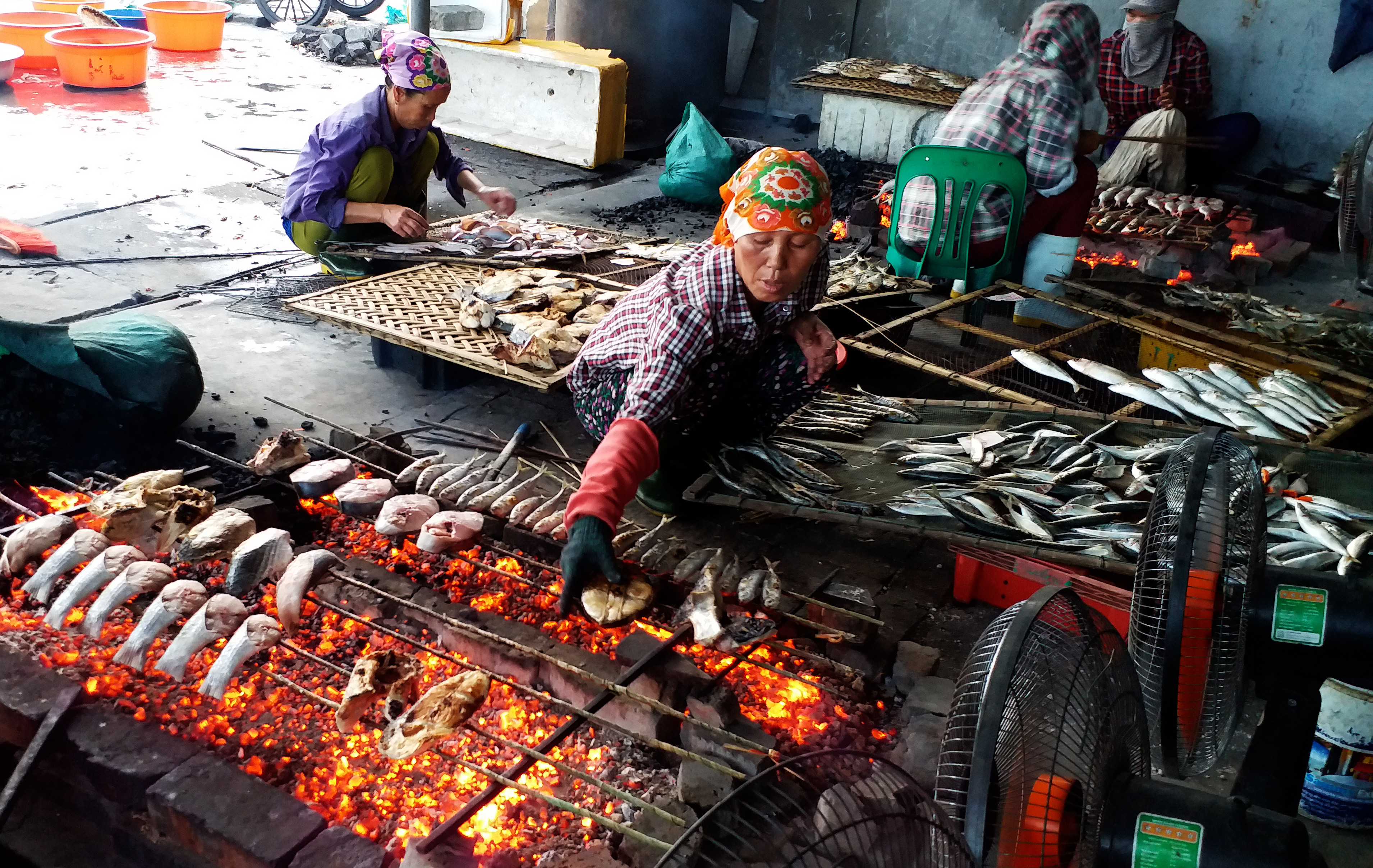 Cận Tết, nhu cầu các loại cá tăng nên người dân làng nghề khai thác, chế biến hải sản ở Nghi Thủy tất bật với việc sơ chế. Các lò nướng hoạt động hết công suất. Ảnh: Thanh Phsuc