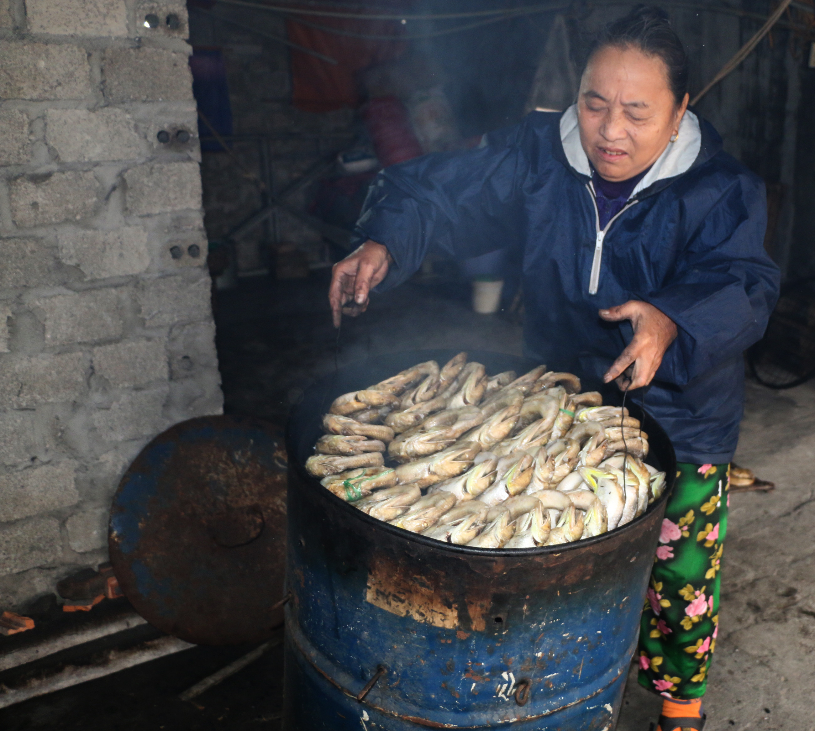 Bí quyết riêng của người dân làng chài Nghi Thủy để tạo vị thơm ngọt và màu vàng bắt mắt cho cá thửng là xông bằng bã (vỏ) mía. Ảnh: Thanh Phúc