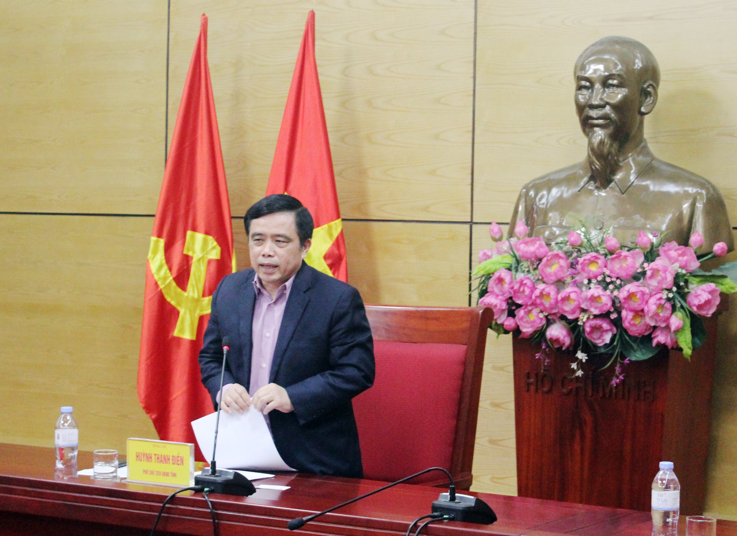 Phó chủ tịch UBND tỉnh Huỳnh Thanh Điền phát biểu giao nhiệm vụ cho các sở ngành liên quan để triển khai mở đường bay Vinh - Băng Cốc. Ảnh Thu Huyền