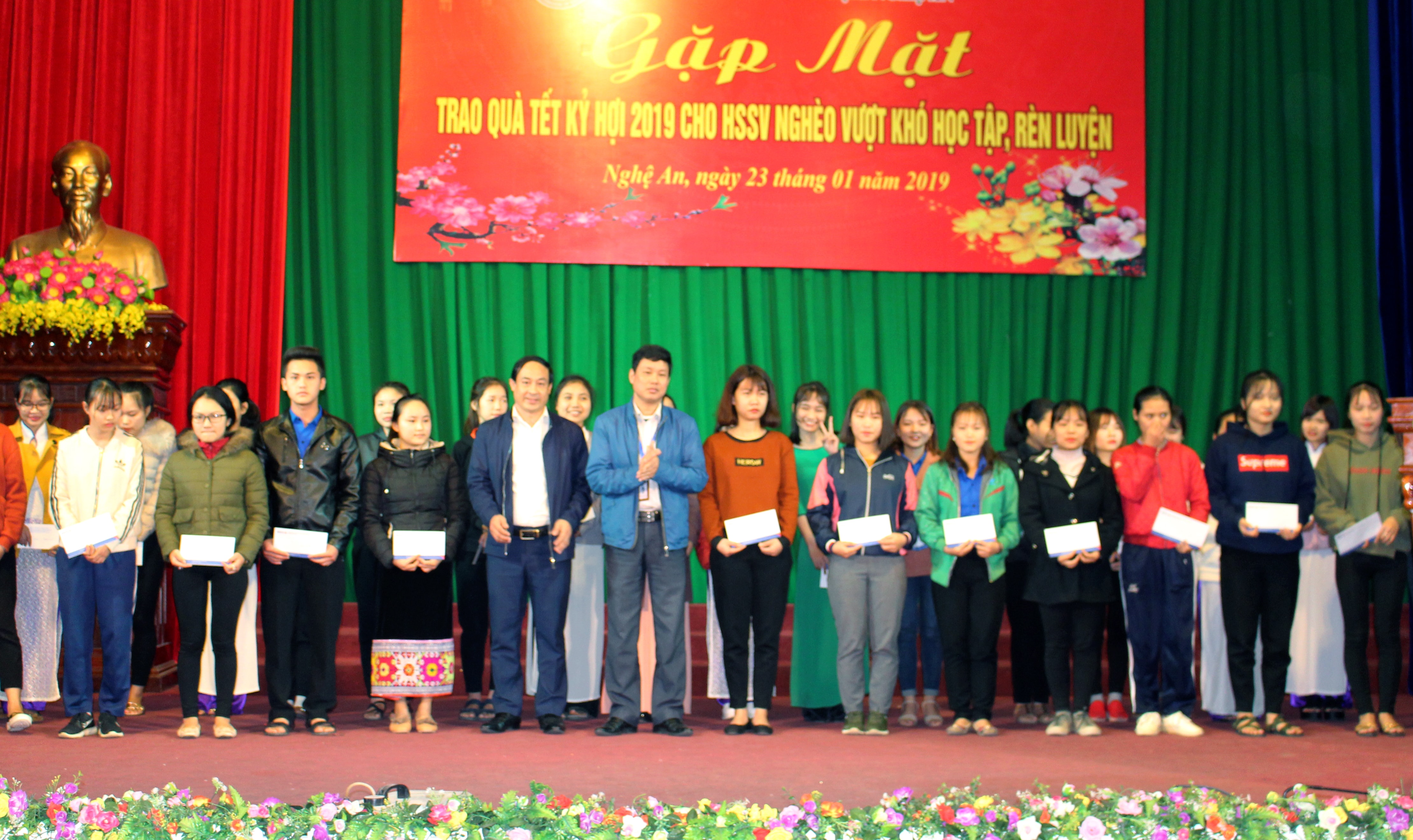 Trao quà Tết cho học sinh, sinh viên vượt khó học giỏi. Ảnh: Đinh Nguyệt