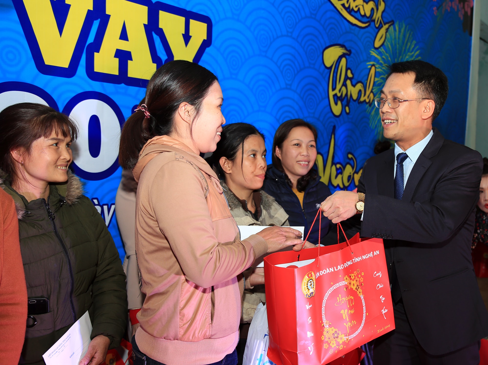 Đại diện của Liên đoàn Lao động Nghệ An trao quà cho công nhân. Ảnh: Hồ Phương