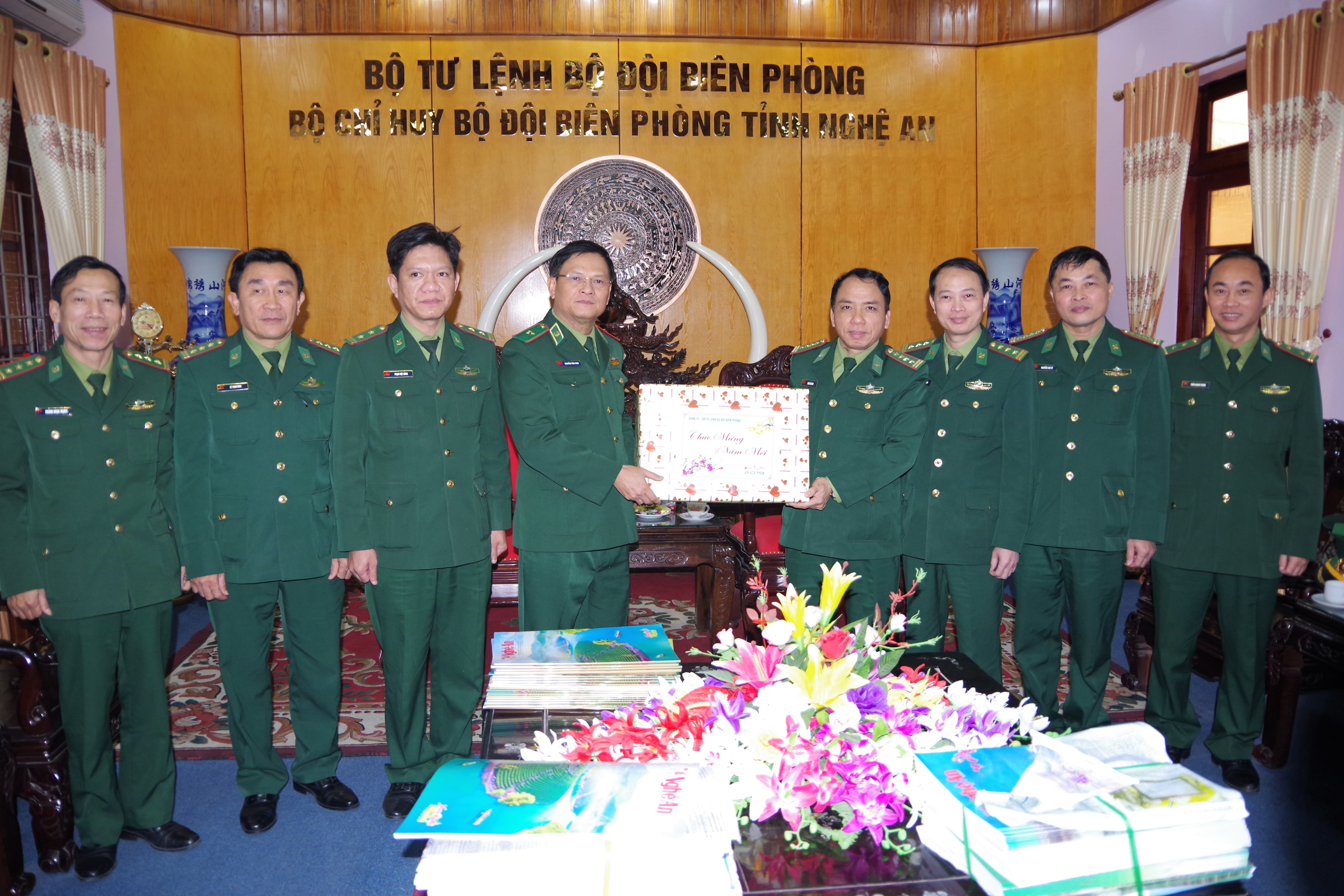 Thiếu tướng Nguyễn Văn Nam - Phó Tư lệnh, Tham mưu trưởng BĐBP tặng quà chúc Tết CBCS BĐBP Nghệ An. Ảnh: Hùng Phong