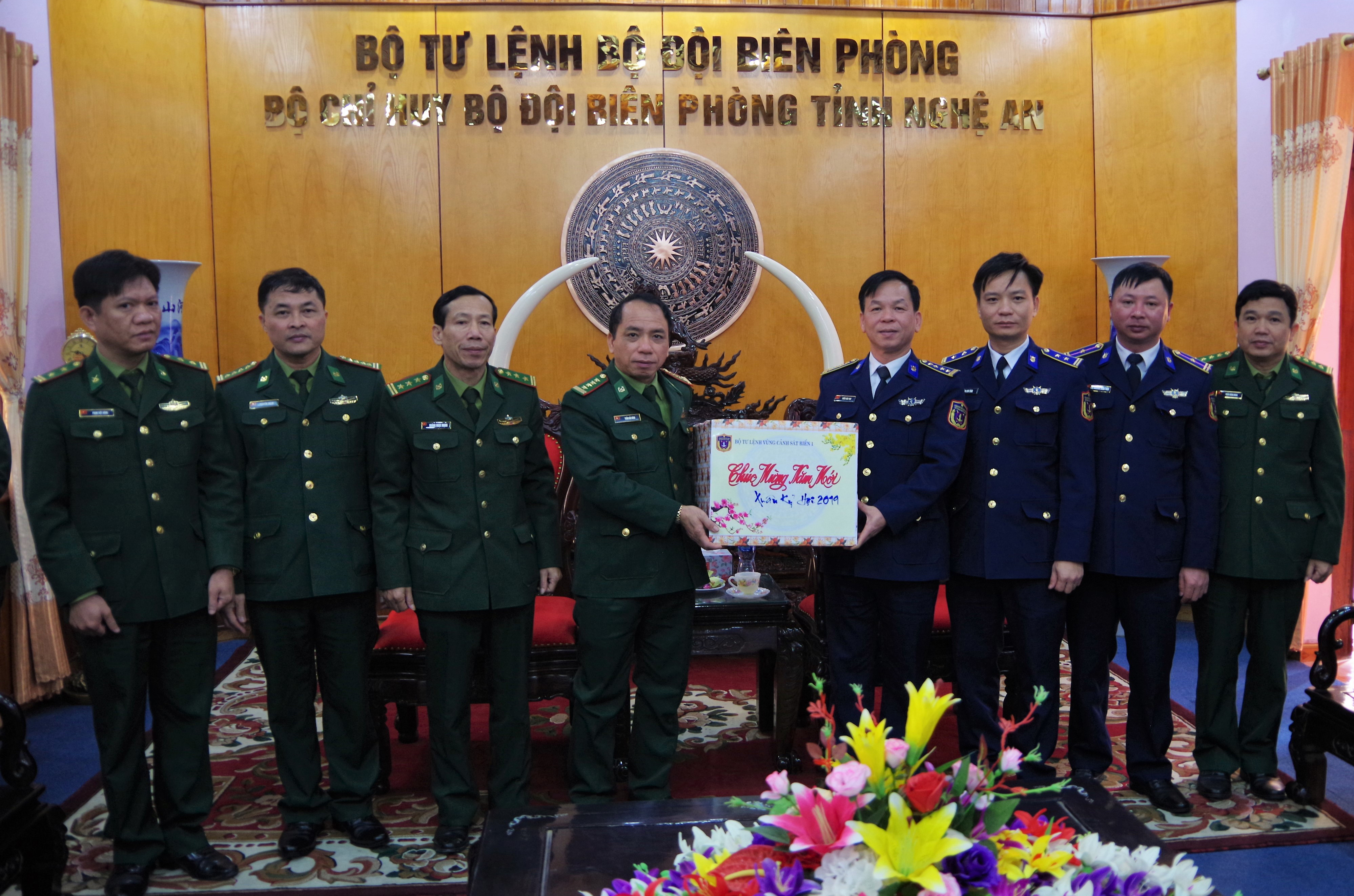 Bộ Tư lệnh Vùng 1 Cảnh sát biển tặng quà, chúc Tết CBCS BĐBP Nghệ An. Ảnh: Hùng Phong