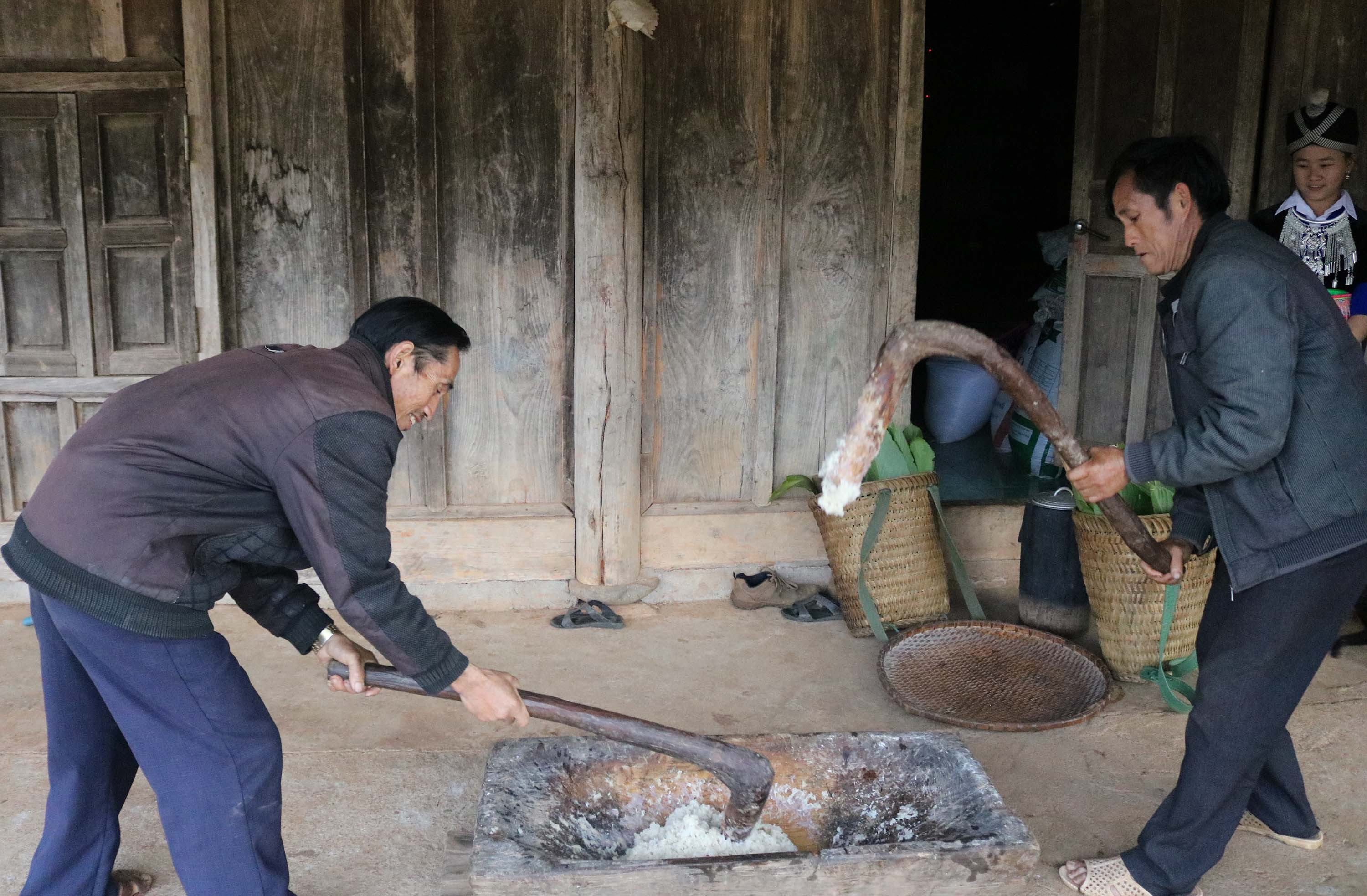 Khi xôi chín thì đổ cả vào cối đâm thật nhuyễn. Cối dùng đâm bánh của người Mông được làm bằng thân cây gỗ chắc, nặng để khi đâm vững chắc hơn và khoét lõm xuống như máng cho lơn ăn; chầy giã bánh cũng được làn bằng loại gỗ cứng và nặng. Khi giã bánh chầy được rửa qua trong nước nhằm bôi trơn chống xôi bám dính. Công đoạn giã bánh là một công việc của đàn ông, khá nặng nhọc và đòi hỏi nhiều sức lực và kỹ thuật. Bởi vậy những người tham gia giã bánh thường là những thanh niên khỏe mạnh có sức. 