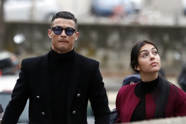 MU chọn 'giám đốc' Van der Sar, Ronaldo ra tòa như phim