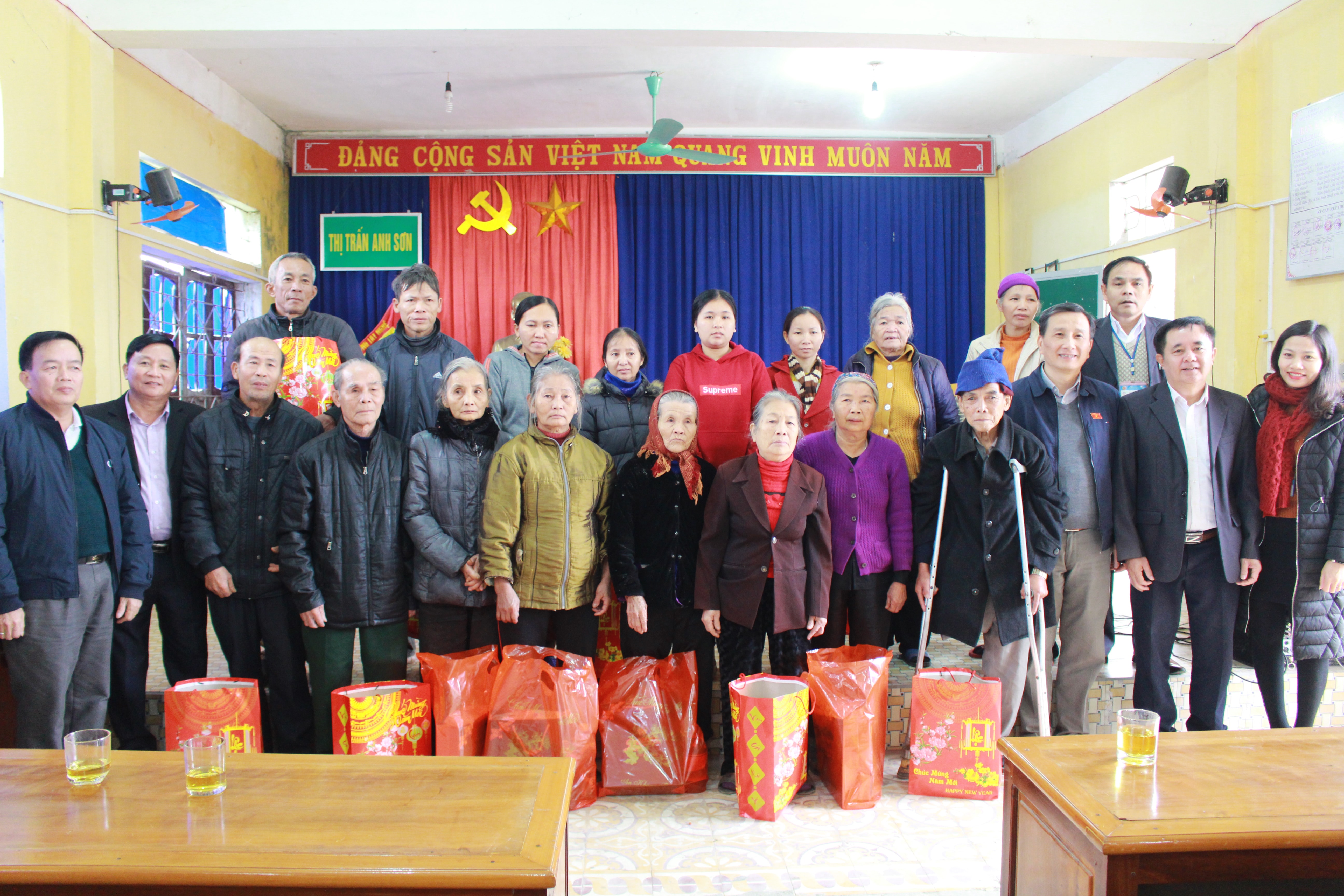 Phó Chủ nhiệm Ủy ban Khoa học, Công nghệ và Môi trường của Quốc hội cùng đoàn công tác của tỉnh đã đến trao 20 suất quà cho các hộ có hoàn cảnh đặc biệt khó khăn, gia đình chính sách tại huyện Anh Sơn. Ảnh: Phương Thúy