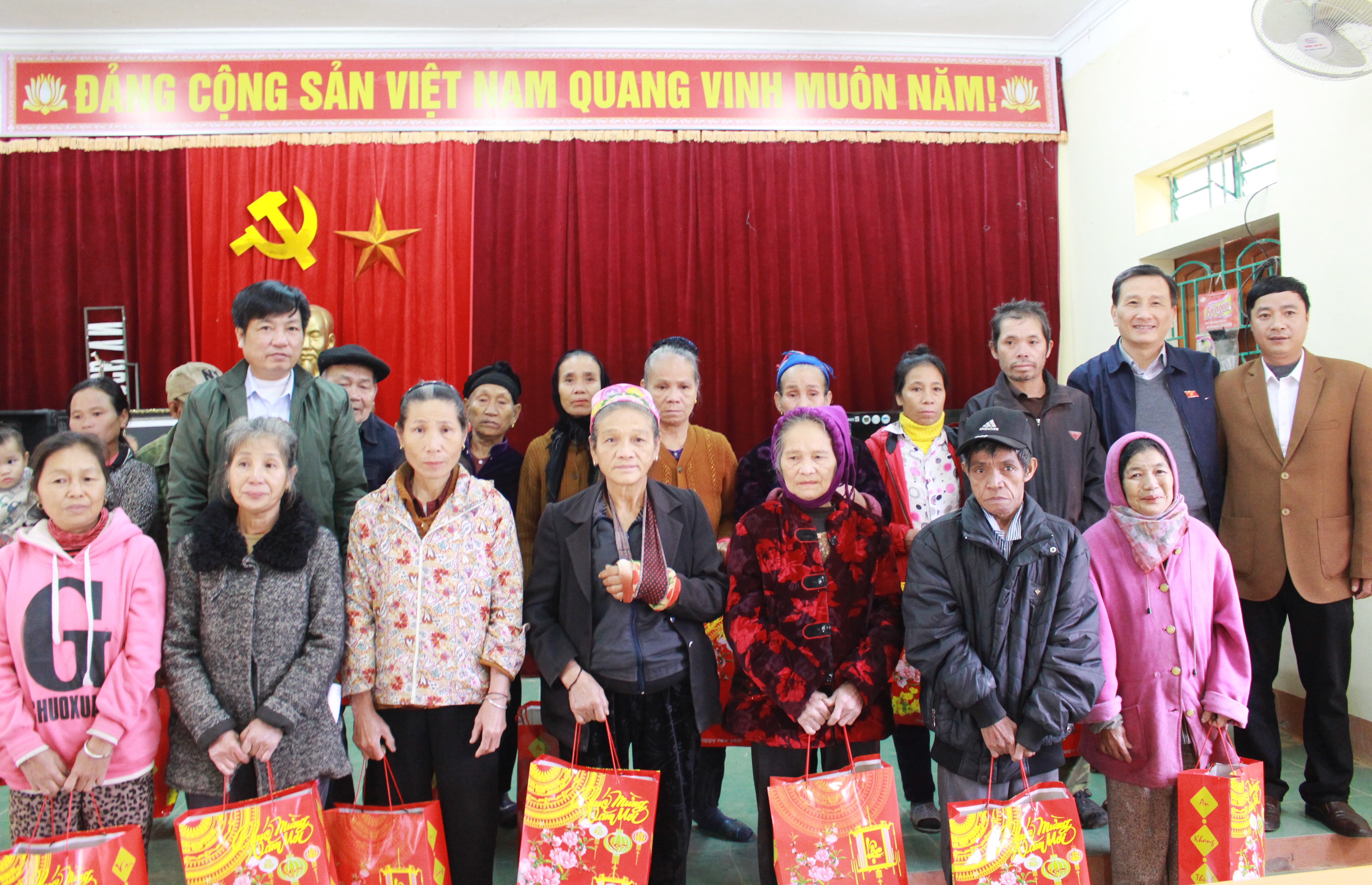 Lê Quang Huy - Phó Chủ nhiệm Ủy ban Khoa học, Công nghệ và Môi trường của Quốc hội trao quà cho người dân xã Yên Khê, huyện Con Cuông. Ảnh: Phương Thúy