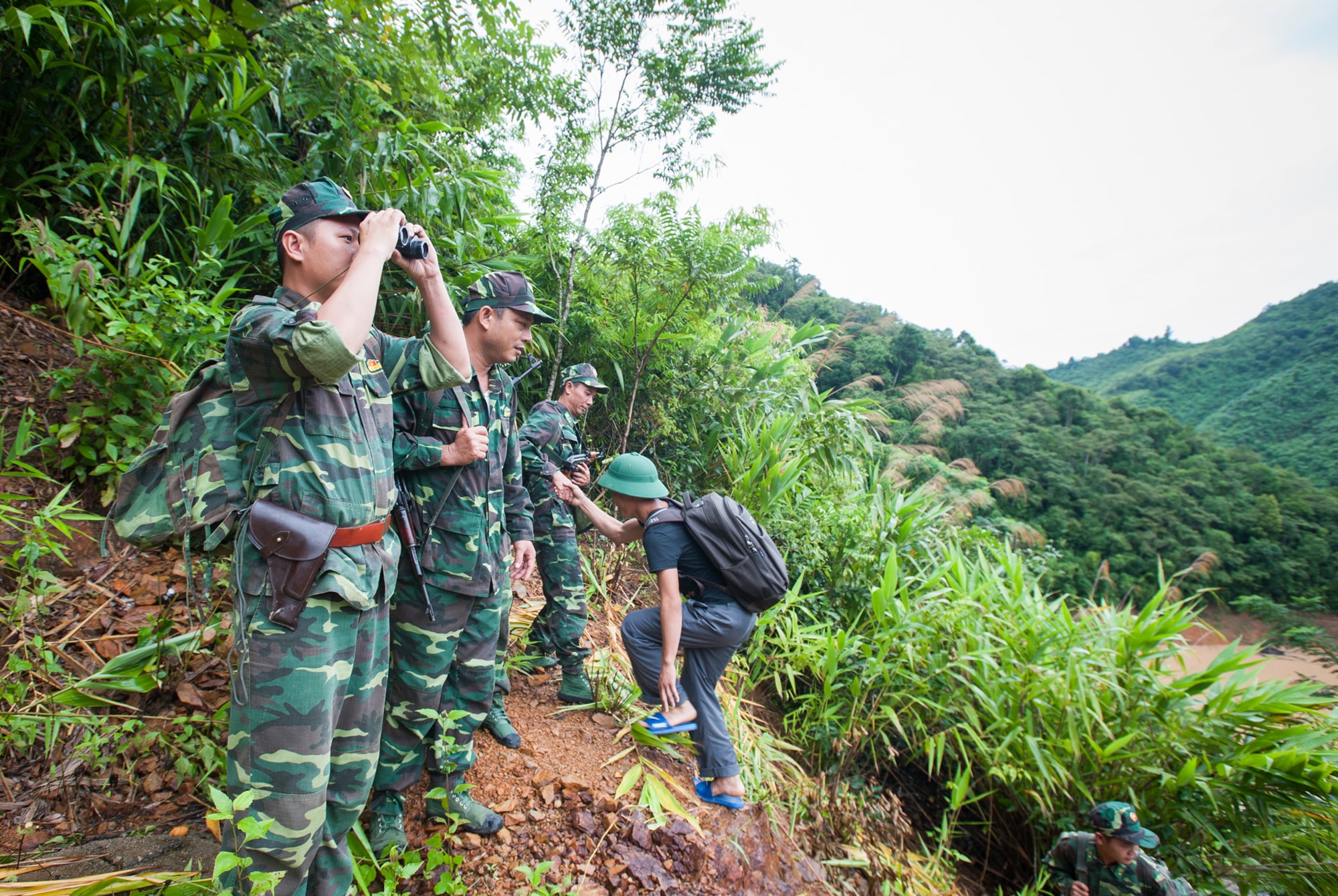 Bộ đội biên phòng đồn Nhôn Mai và người dân Tương Dương tuần tra đường biên cột mốc. Ảnh: Thành Cường