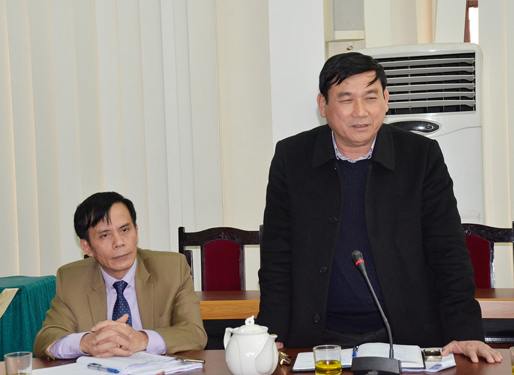 Phó Chủ tịch UBND TP Vinh Hà Thanh Tịnh trả lời làm rõ những vấn đề đoàn giám sát quan tâm. Ảnh: Lê Thanh