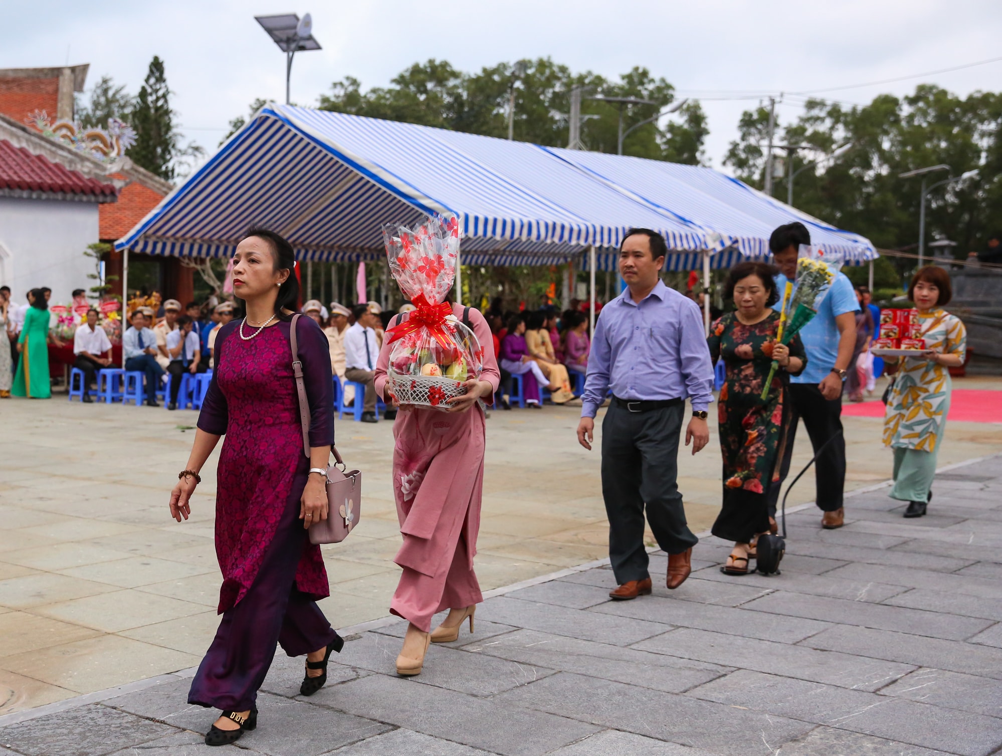 Đoàn Báo Nghệ An thành kính dâng hương hoa lễ vật vào Nhà thờ nữ anh hùng. 