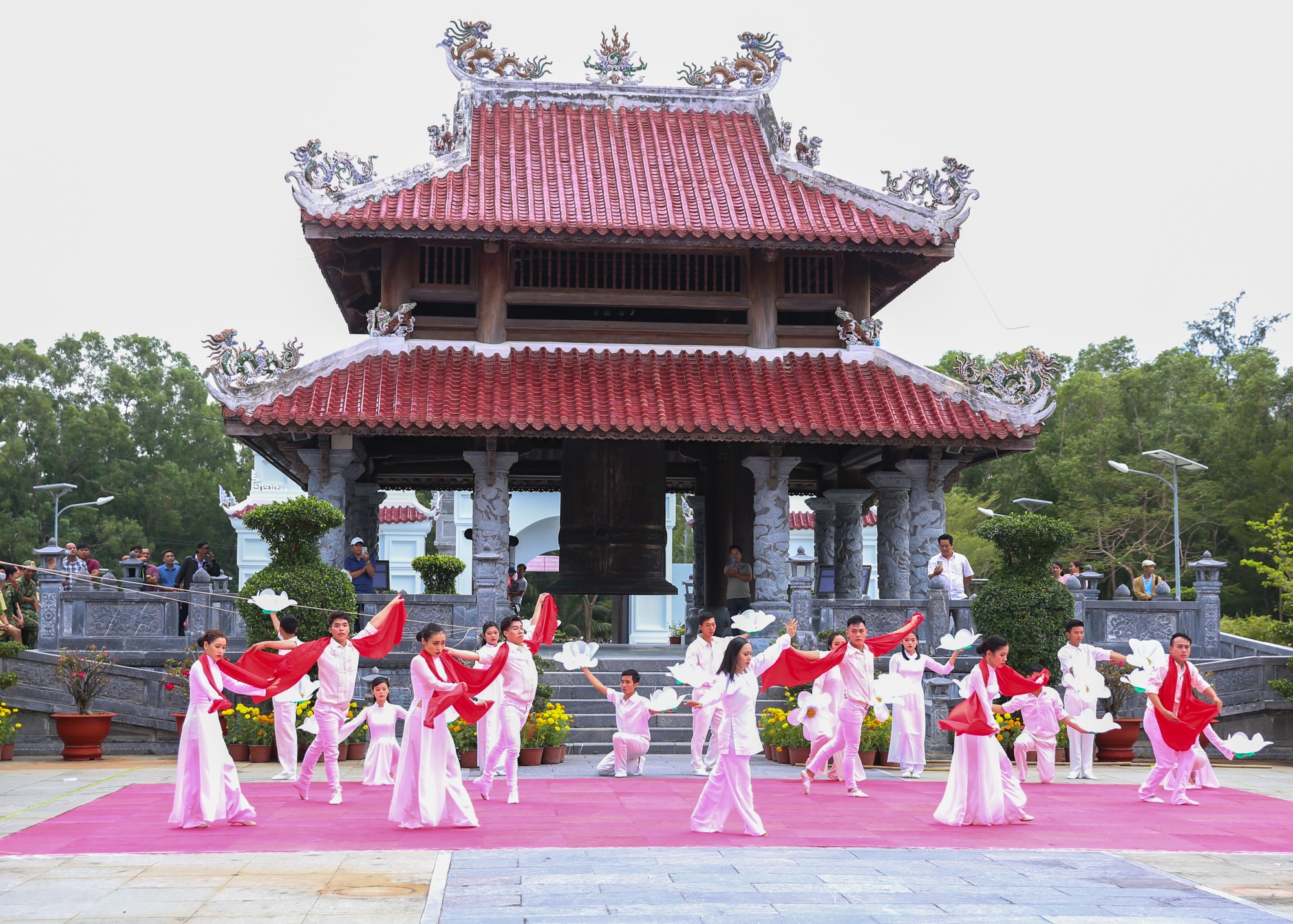 Màn biểu diễn văn nghệ đặc sắc của Đoàn thanh niên huyện Côn Đảo, tỉnh Bà Rịa Vũng Tàu trong lễ giỗ nữ anh hùng. 
