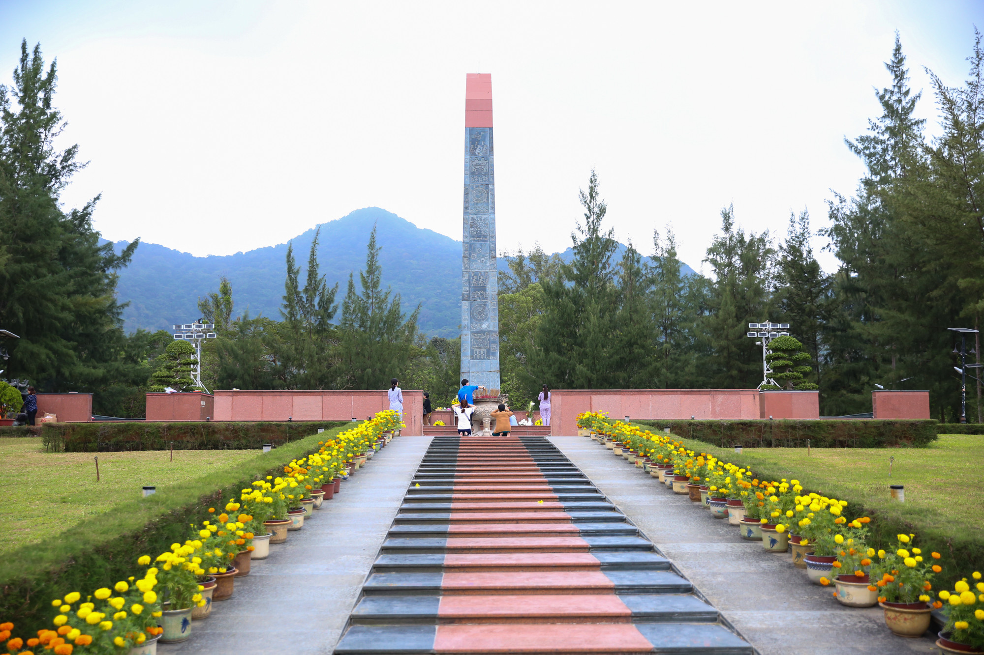 Nghĩa trang Hàng Dương là nghĩa trang lớn nhất tại Côn Đảo. Đây là nơi chôn cất hàng vạn chiến sĩ cách mạng và người yêu nước Việt Nam qua nhiều thế hệ bị tù đày, kéo dài từ năm 1862 đến năm 1975, trong nhà tù Côn Đảo của chính quyền thuộc địa Pháp, và sau này là chính quyền Việt Nam Cộng hòa.