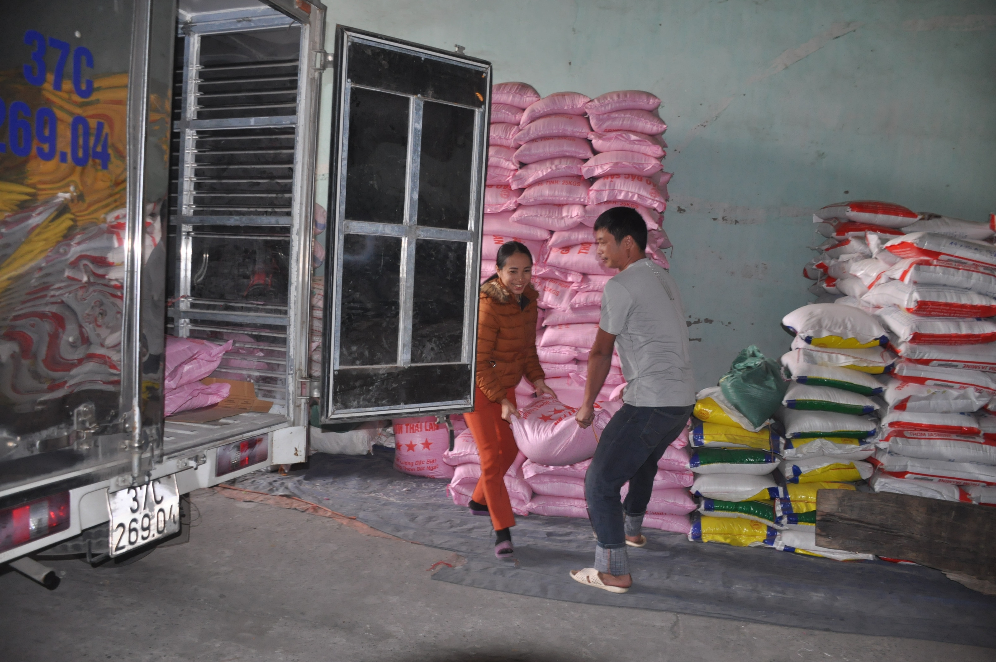 Công nhân Công ty CP lương thực Thanh Nghệ Tĩnh chuẩn bị đưa hàng về các điểm bán bình ổn. Ảnh: Việt Phương