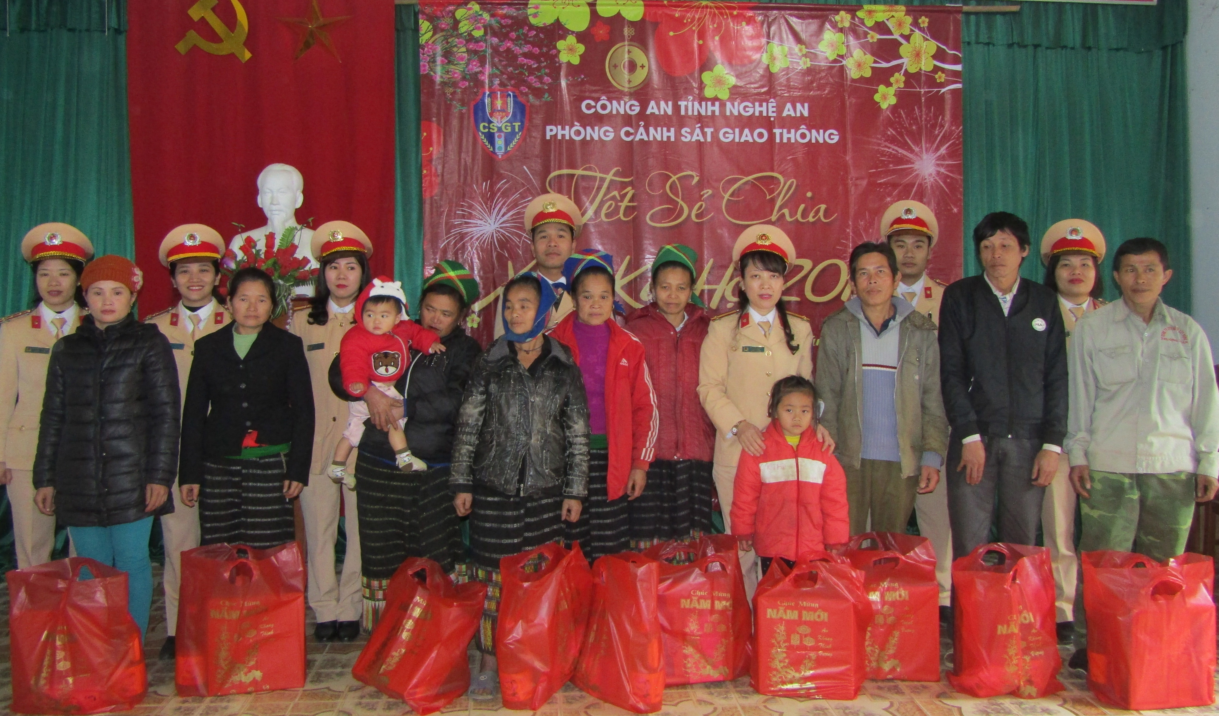 Lãnh đạo PGSGT tỉnh tặng quà cho các hộ nghèo xã Tri Lễ