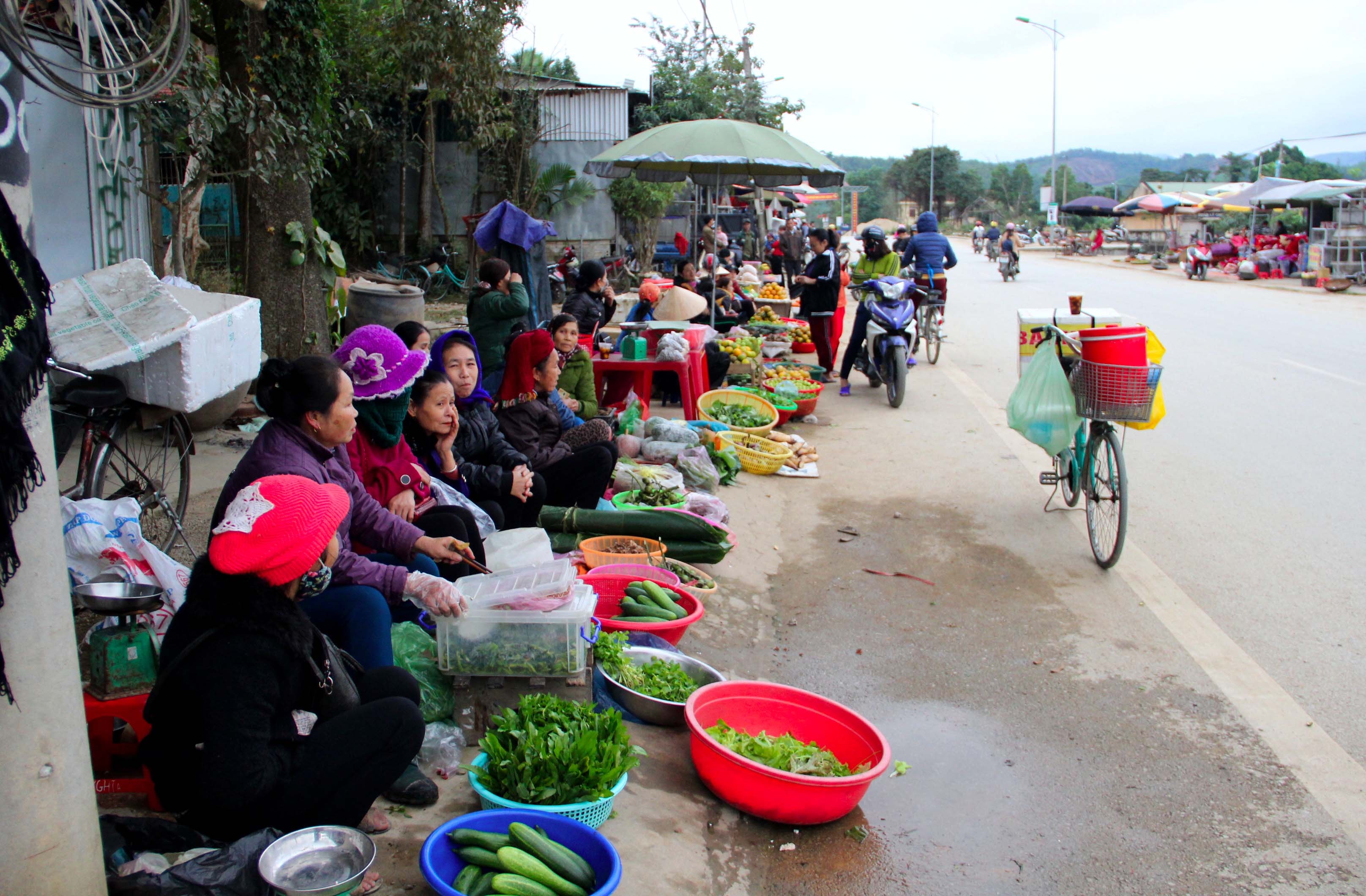 Người dân thị trấn Tân Lạc (Quỳ Châu) kéo nhau ra đường buôn bán hàng hóa. Ảnh: Quang An