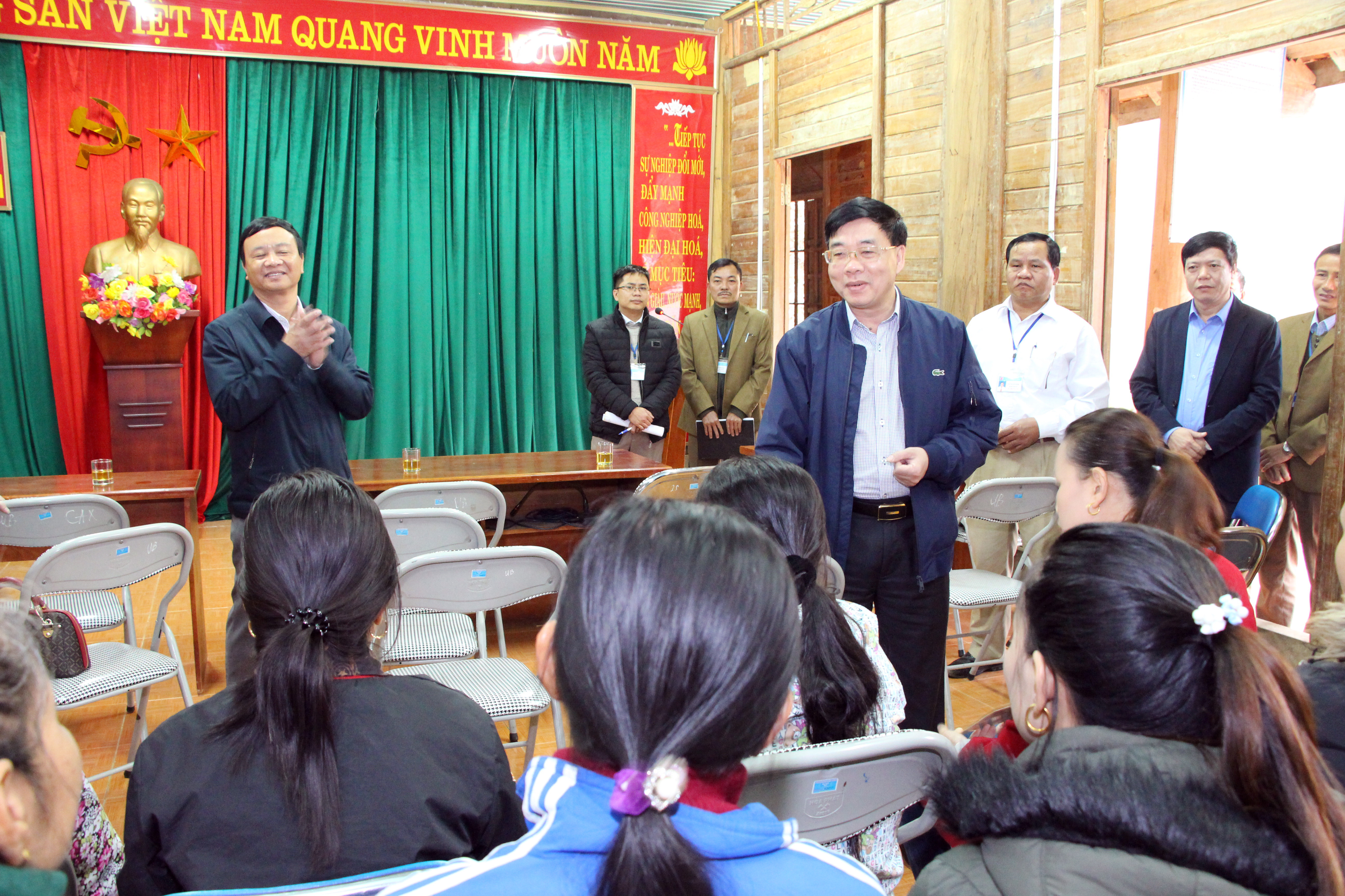 Phó Bí thư Tỉnh ủy trò chuyện, chia sẻ với những khó khăn mà người dân xã Lượng Minh đã và đang trải qua. Ảnh: Đào Tuấn 