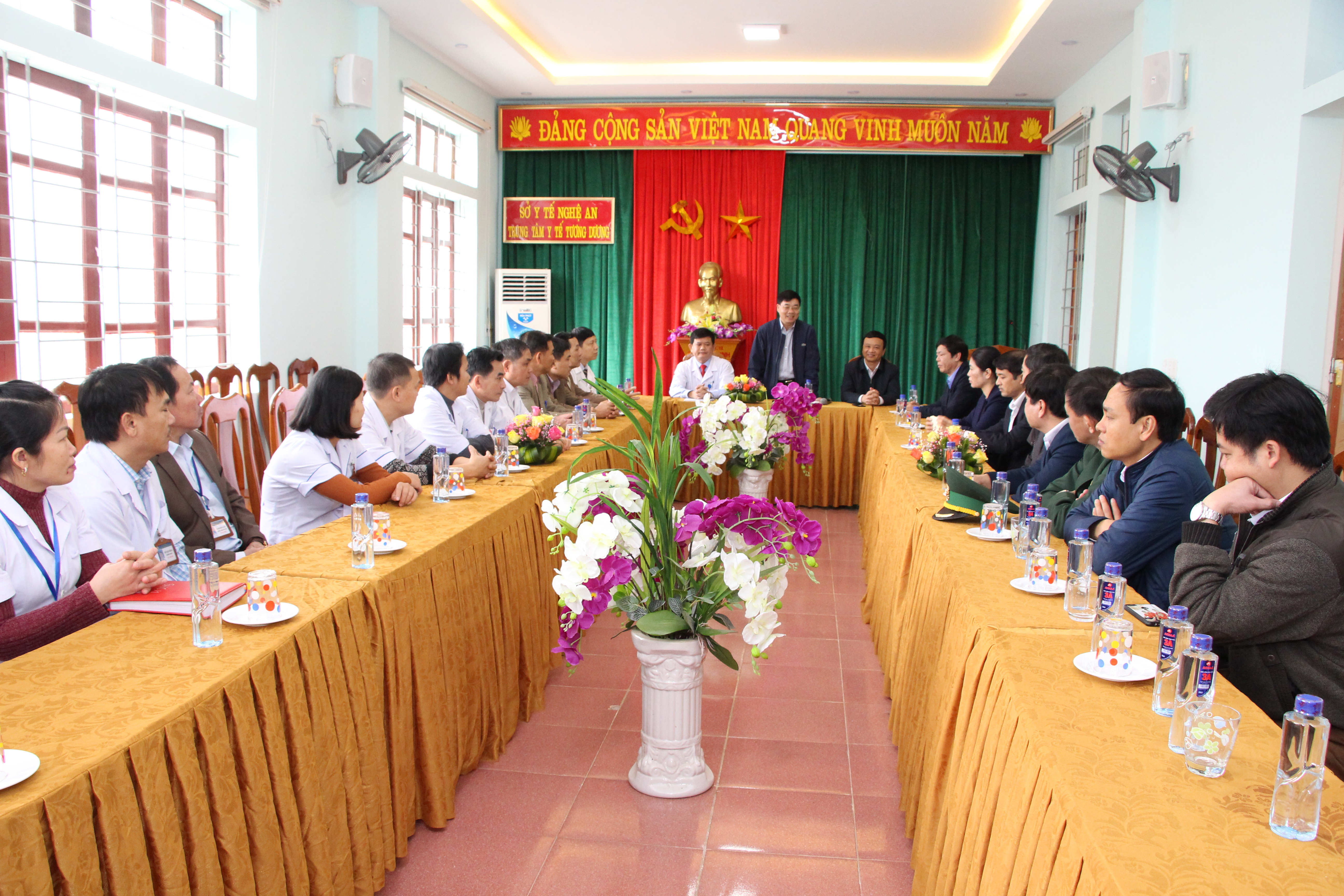 Phó Bí thư Tỉnh ủy trao đổi với tập thể lãnh đạo, cán bộ nhân viên ý tế trung tâm. Ảnh Đào Tuấn