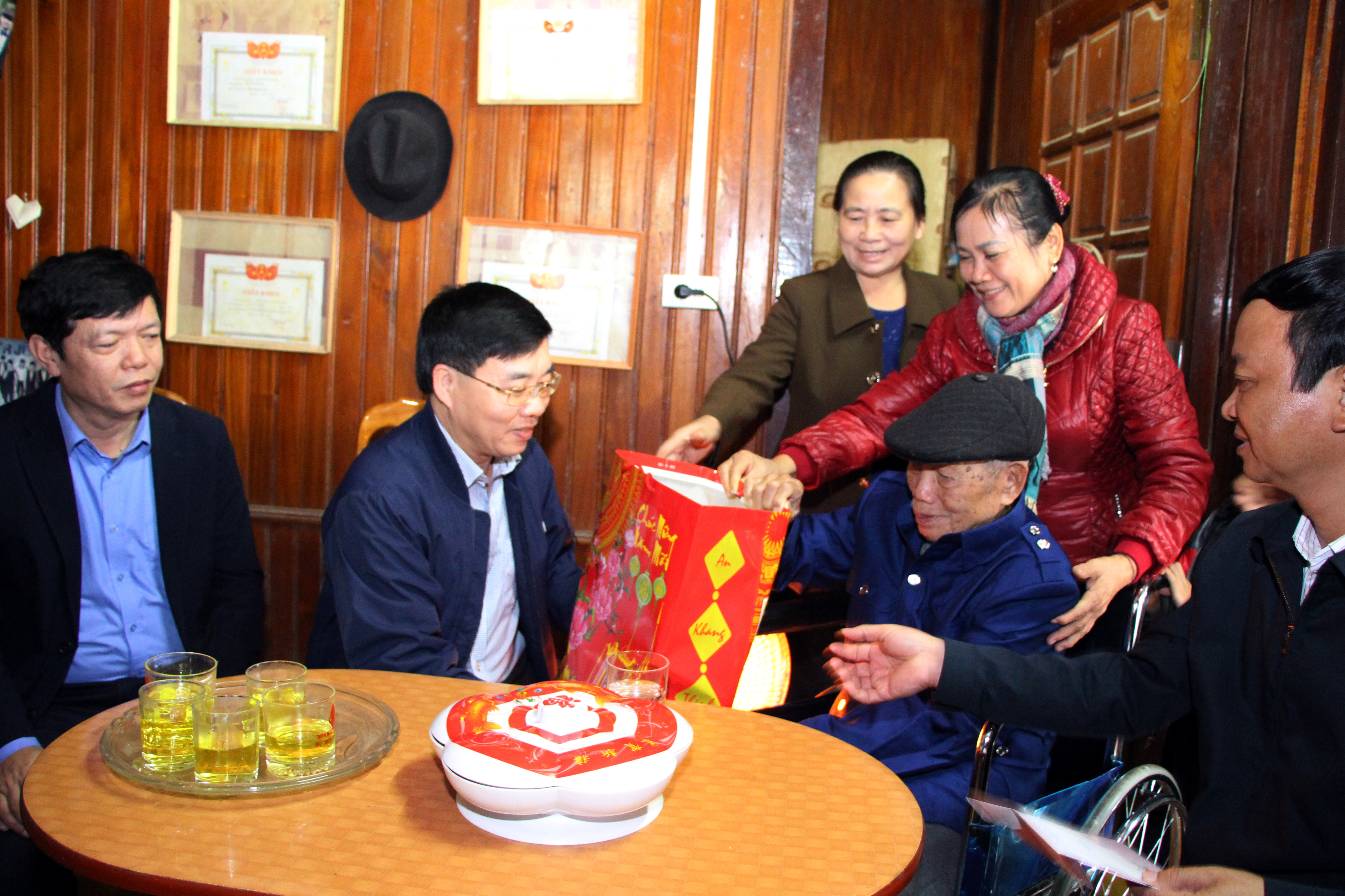 Phó Bí thư Tỉnh ủy tặng quà, chúc Tết cụ Lô Văn Xo, 70 năm tuổi Đảng, nguyên Bí thư Huyện ủy Tương Dương. Ảnh: Đào Tuấn 