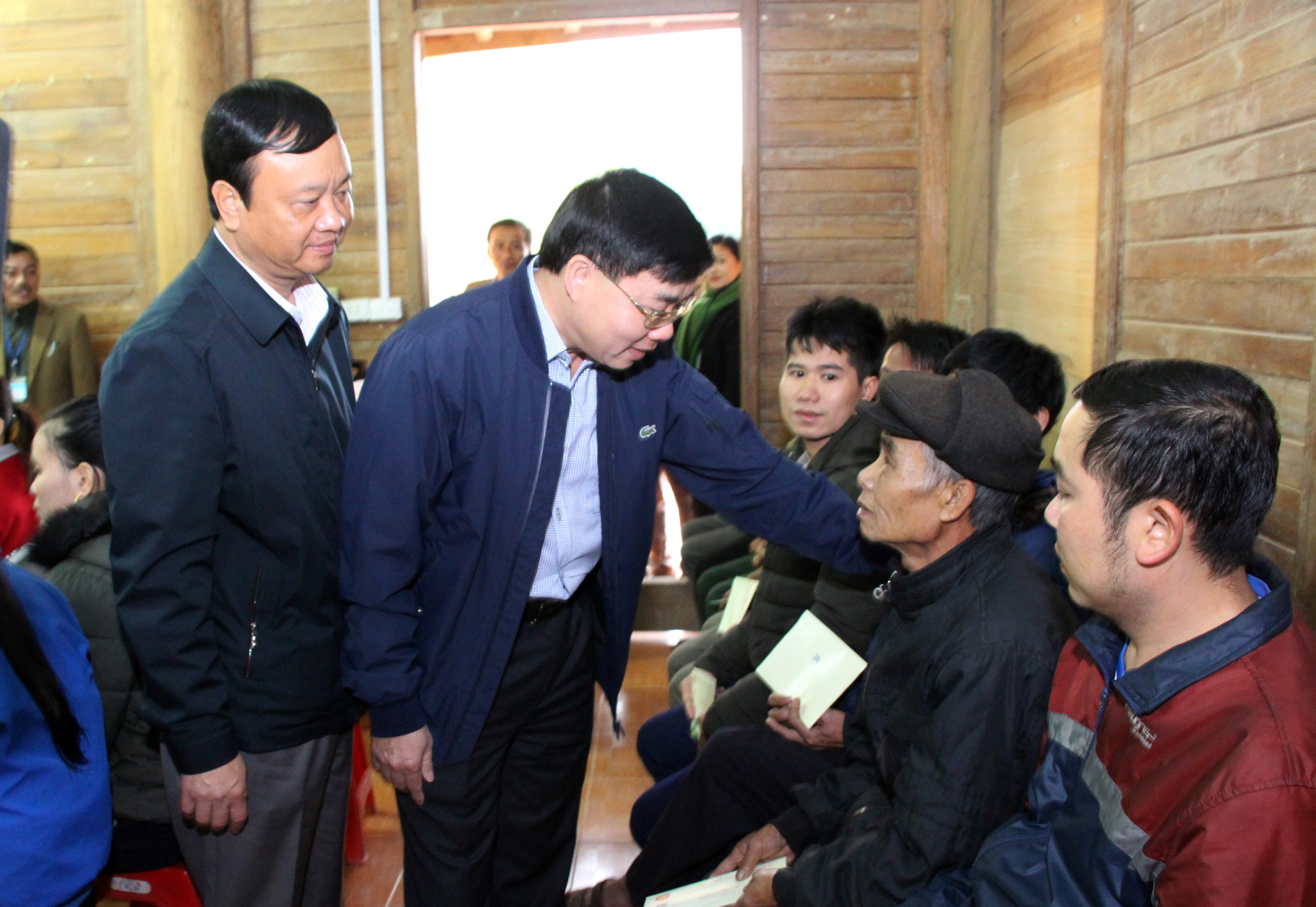 Phó Bí thư Tỉnh ủy Nguyễn Văn Thông hăm hỏi, động viên các hộ dân bị ảnh hưởng sau những đợt xả lũ của các nhà máy thủy điện năm 2018. Ảnh: Đào Tuấn 