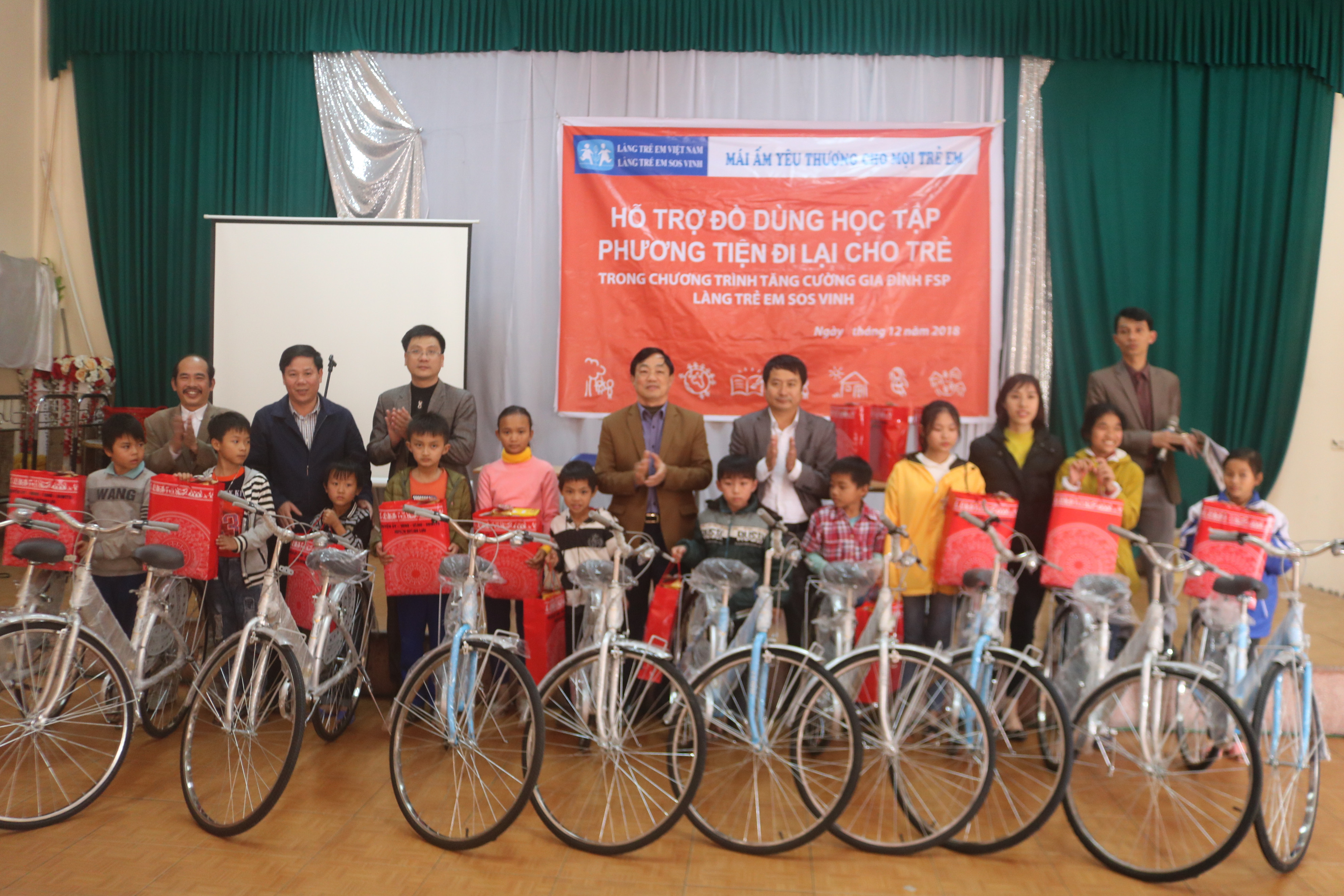 Trao xe đạp học sinh nghèo ở Quỳnh Lưu. Ảnh: Hồng Diện