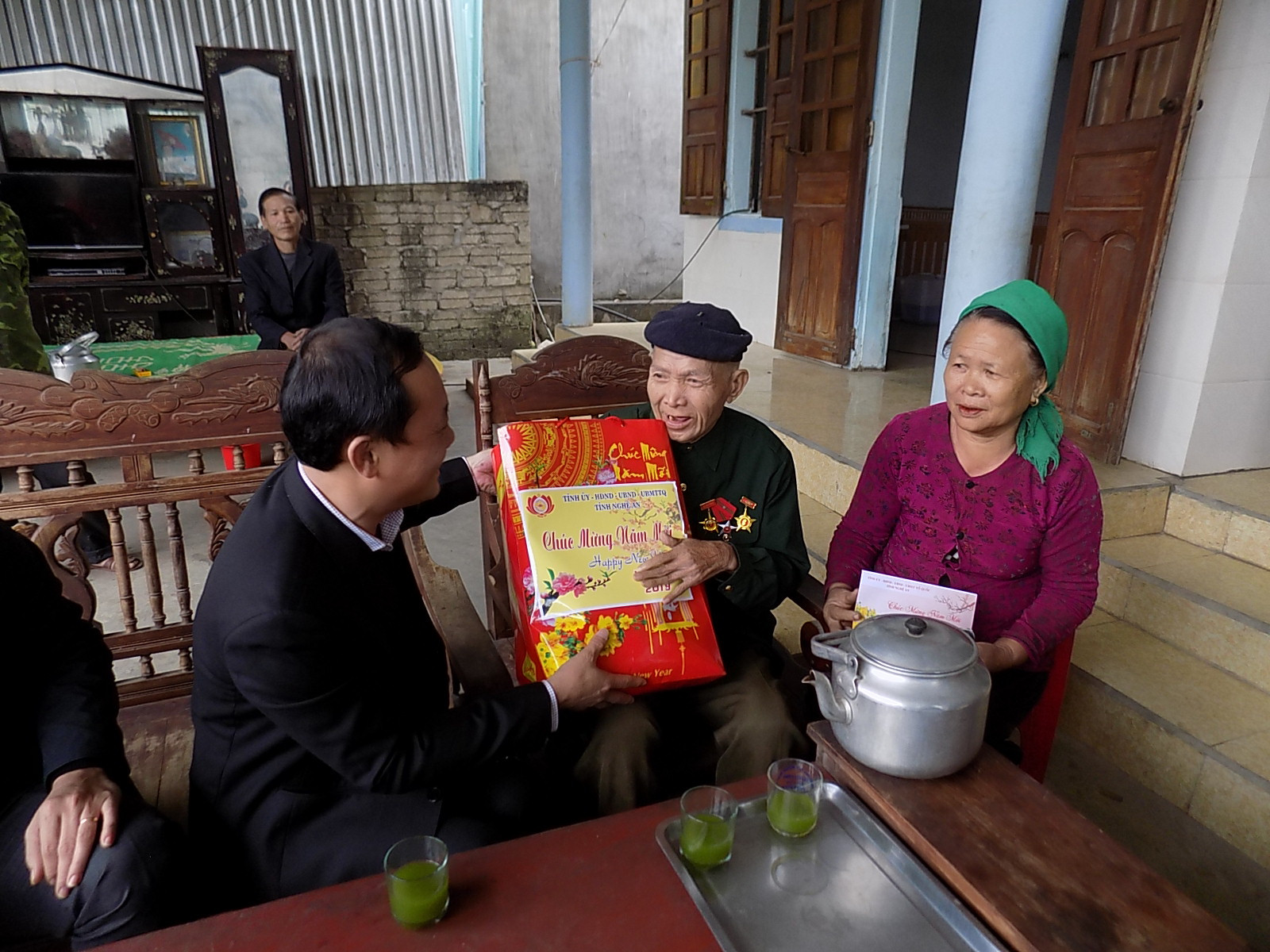 Đồng chí Phan Đức Đồng tặng quà cho gia đình ông Sầm Văn Thuyến ở Quỳ Hợp