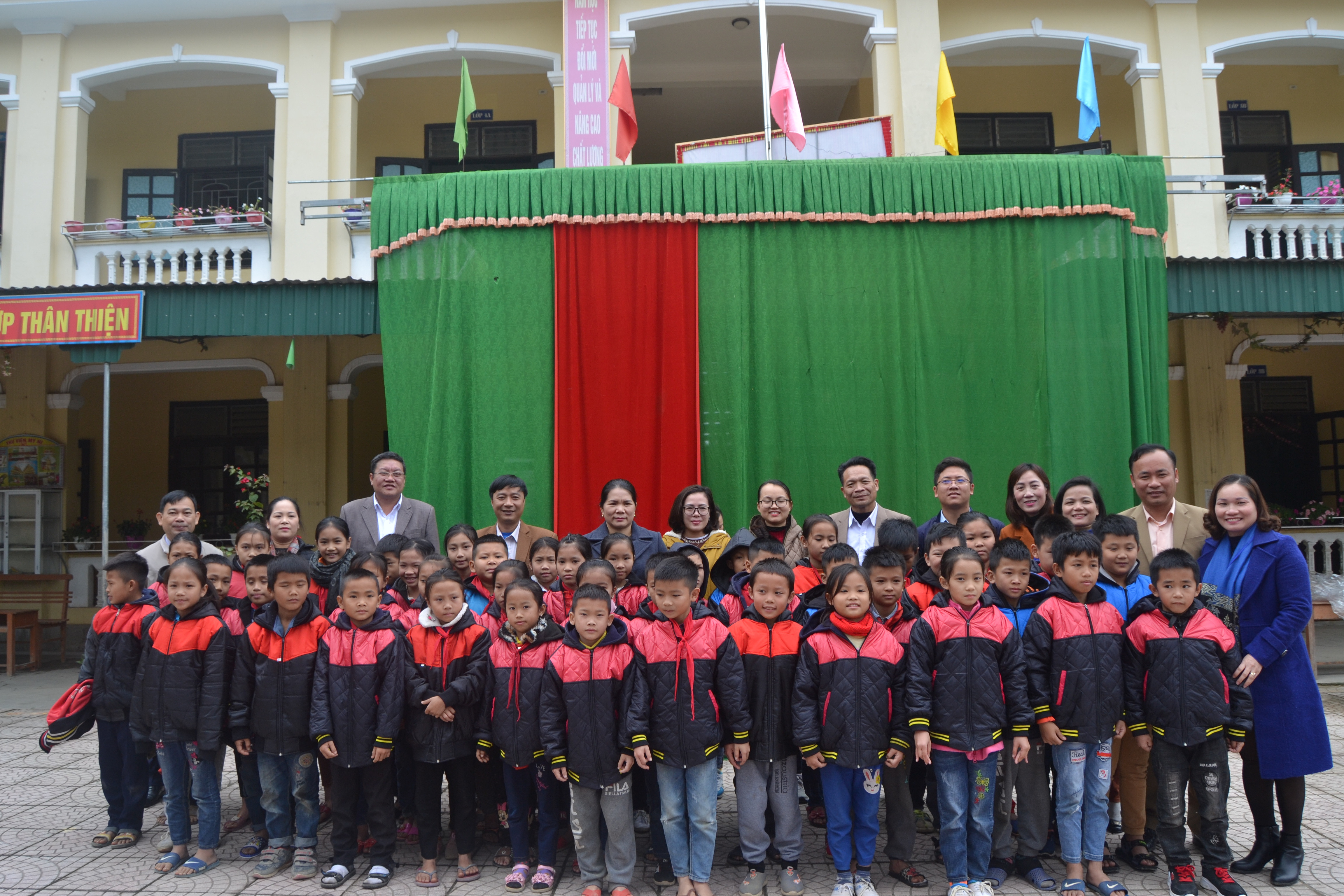 Trao tặng 50 áo ấm cho các em hoc sinh trường tiểu học 2 xã Môn Sơn. Ảnh: Bá Hậu