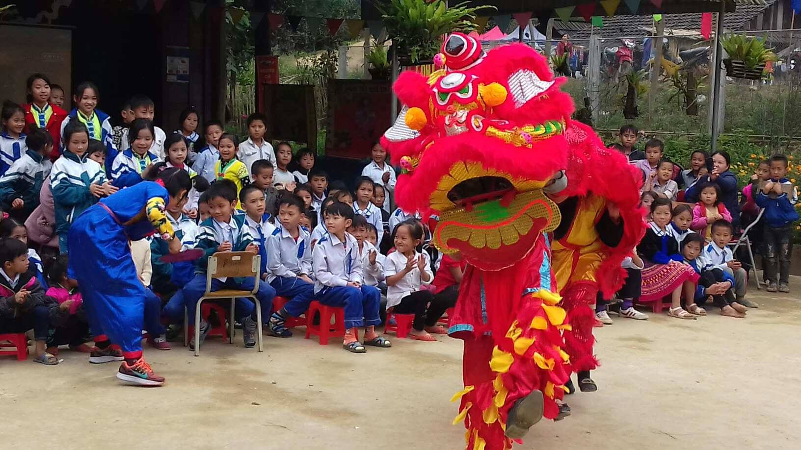 Màn múa lân thu hút sự tò mò thích thú các em học sinh vùng biên. 