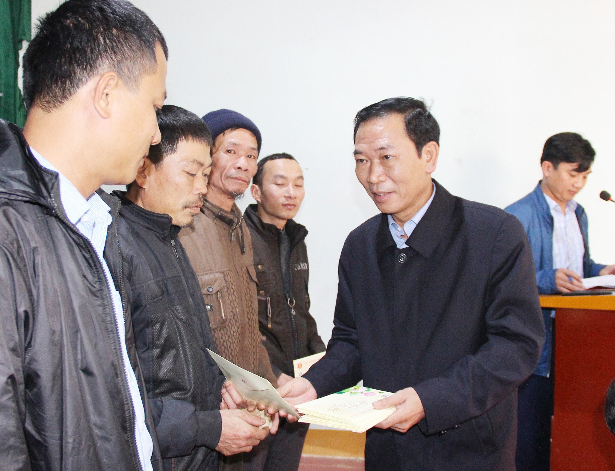 Đồng chí Nguyễn Xuân Hải - Ủy viên Ban Chấp hành Đảng bộ tỉnh, Giám đốc Sở Tài chính tặng quà tết cho các gia đình chính sách, hộ nghèo. Ảnh: Mai Hoa