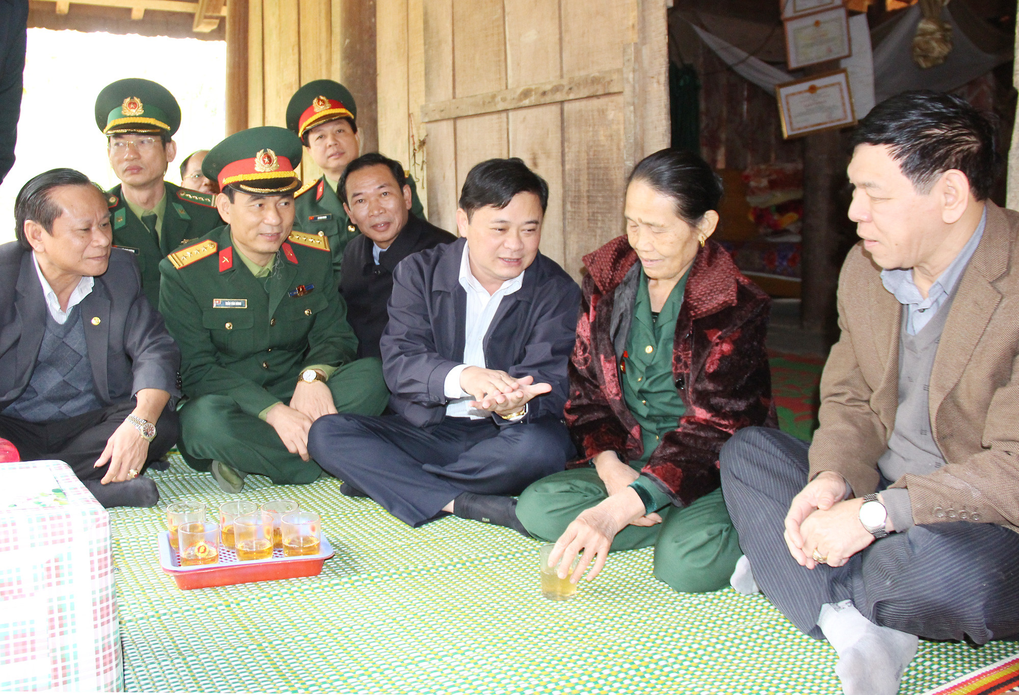 Đồng chí Thái Thanh Quý và đoàn công tác tỉnh thăm hỏi, chúc tết bà Vi Thị Lan, người uy tín tại xã Hạnh Dịch. Ảnh: Mai Hoa
