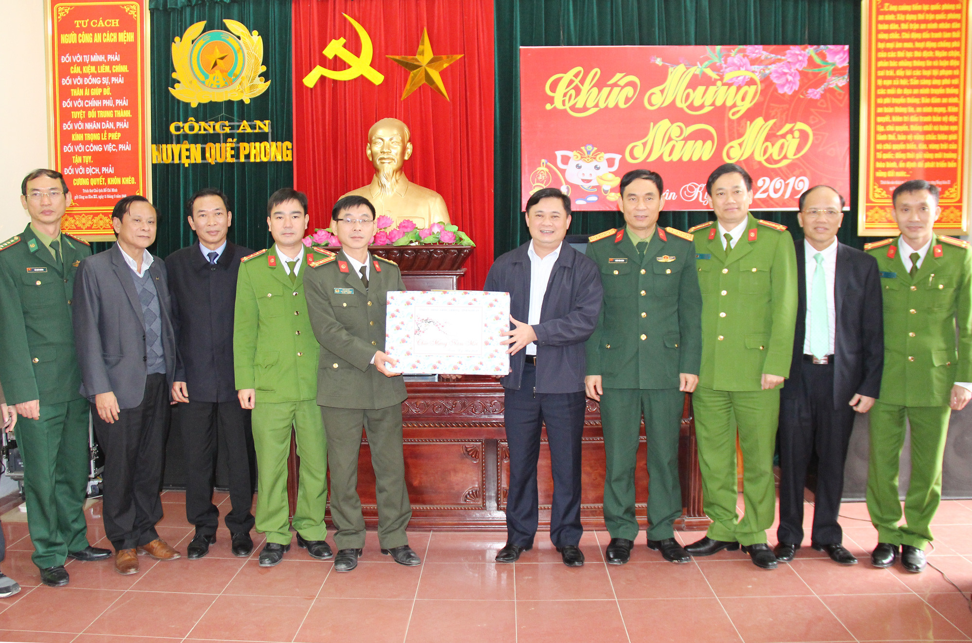 Đồng chí Thái Thanh Quý và đoàn công tác tăng quà và chcú tết cán bộ, chiến sỹ Công an huyện Quế Phong. Ảnh: Mai Hoa