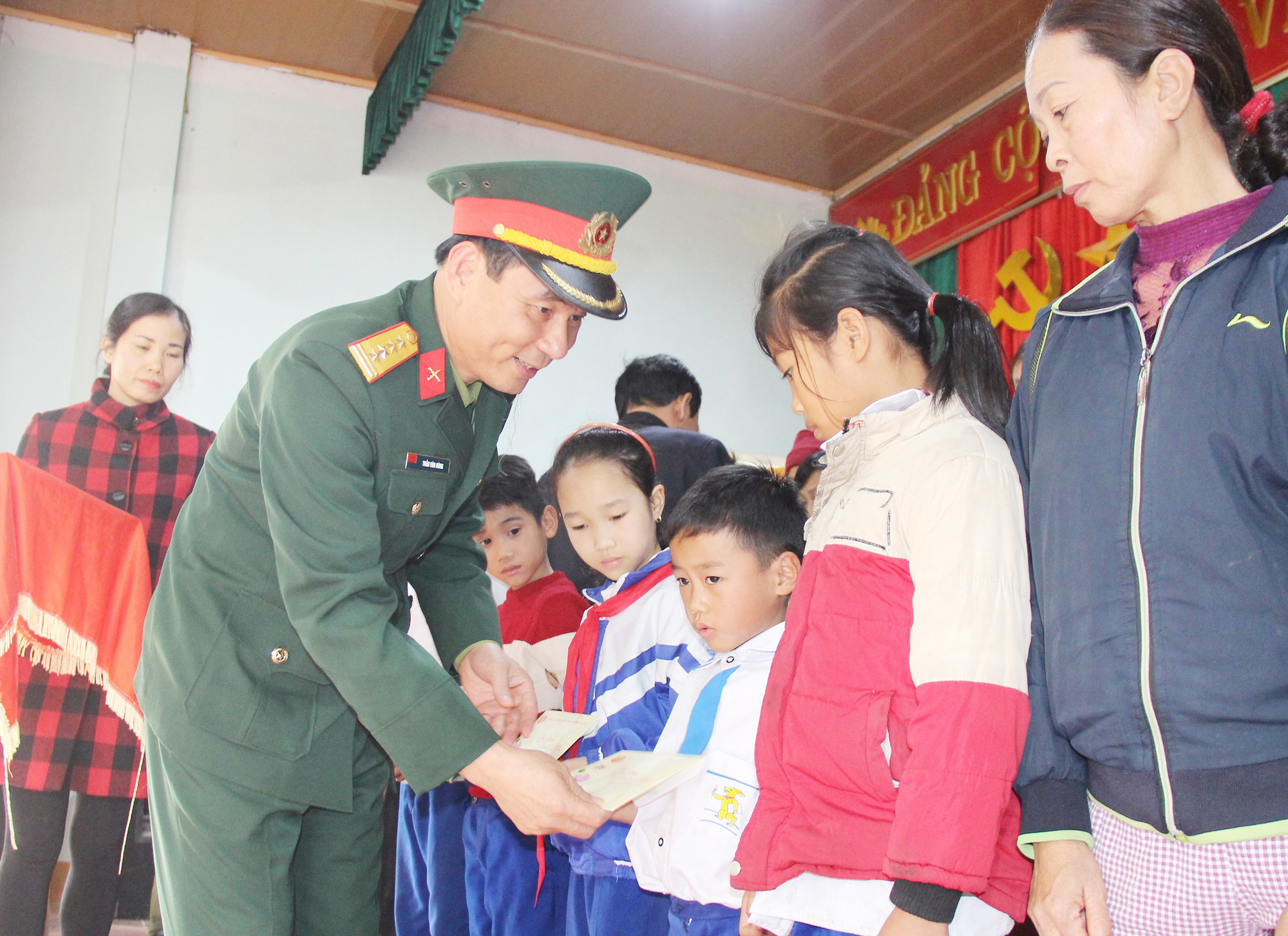 Đồng chí Trần Văn Hùng - Ủy viên Ban Thường vụ Tỉnh ủy, Chỉ huy trưởng Bộ Chỉ huy Quân sự tỉnh tăng quà tết cho con hộ nghèo. Ảnh: Mai Hoa