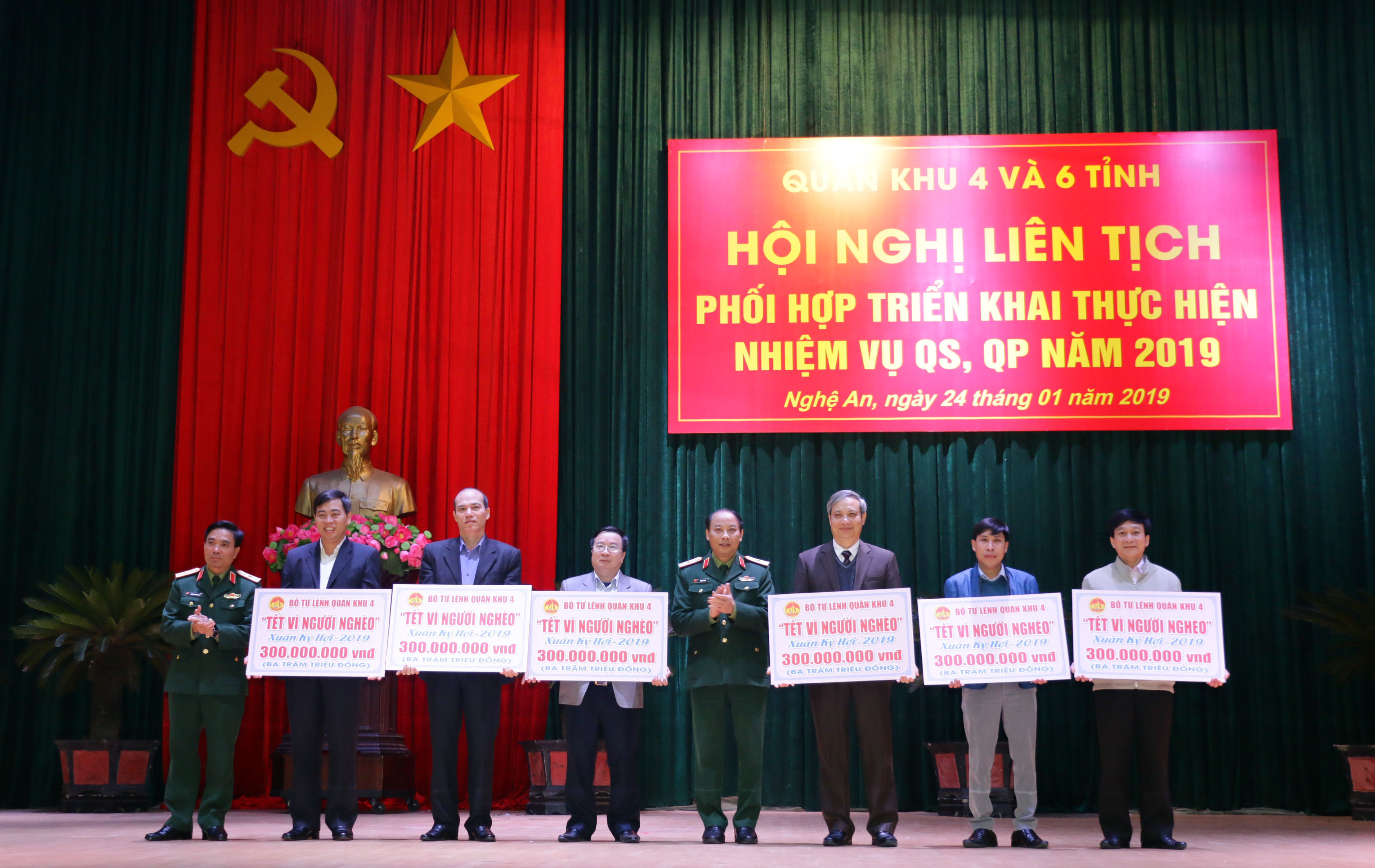 Lãnh đạo Quân khu 4 trao 1800 suất quà ủng hộ các gia đình khó khăn của 6 tỉnh Bắc Trung Bộ. Ảnh: Mỹ Hà