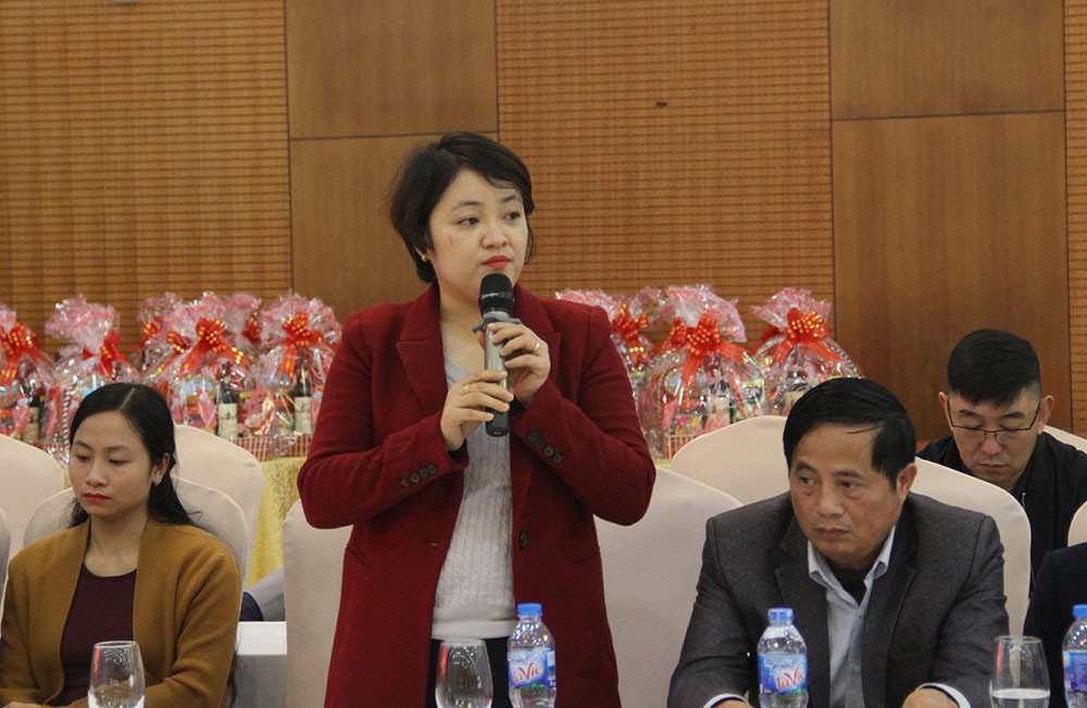 Đại diện Công ty TNHH Prex Vinh nêu kiến nghị về vấn đề đảm bảo điện sản xuất. Ảnh: Phú Hương