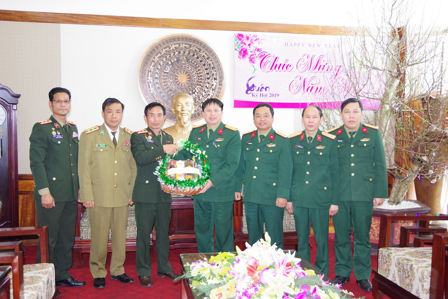 Trung tá Văn ta, Phó Chủ nhiệm Chính trị Bộ CHQS tỉnh Xiêng Khoảng, nước bạn Lào tặng quà, chúc tết tới CB, CS Bộ CHQS tỉnh Nghệ An
