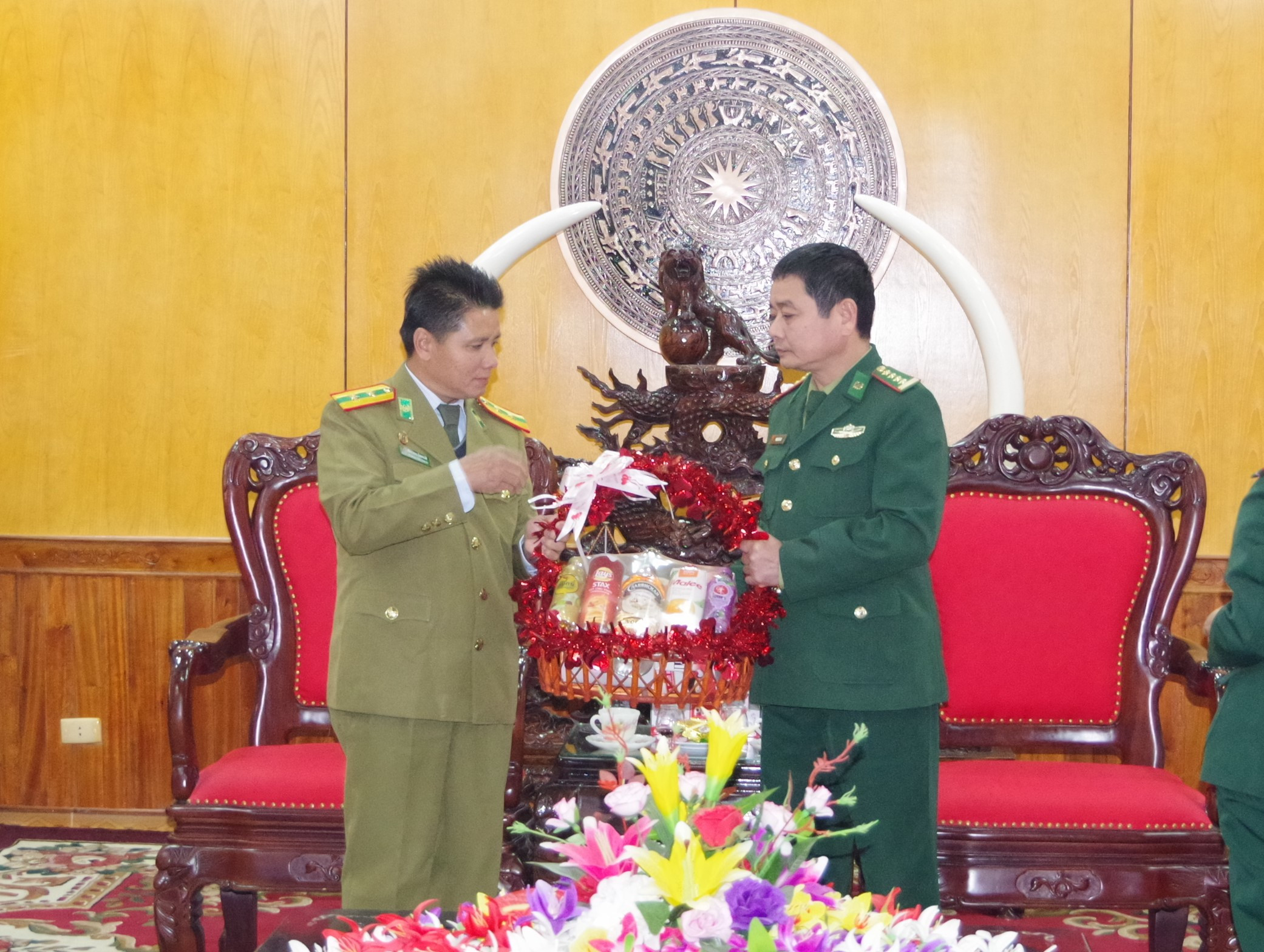 Công an tỉnh Hủa Phăn (Lào) tặng quà chúc Tết Kỷ Hợi 2019 CBCS BĐBP Nghệ An