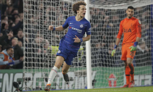 David Luiz thực hiện thành công cú đá luân lưu quyết định cho Chelsea. Ảnh: AP