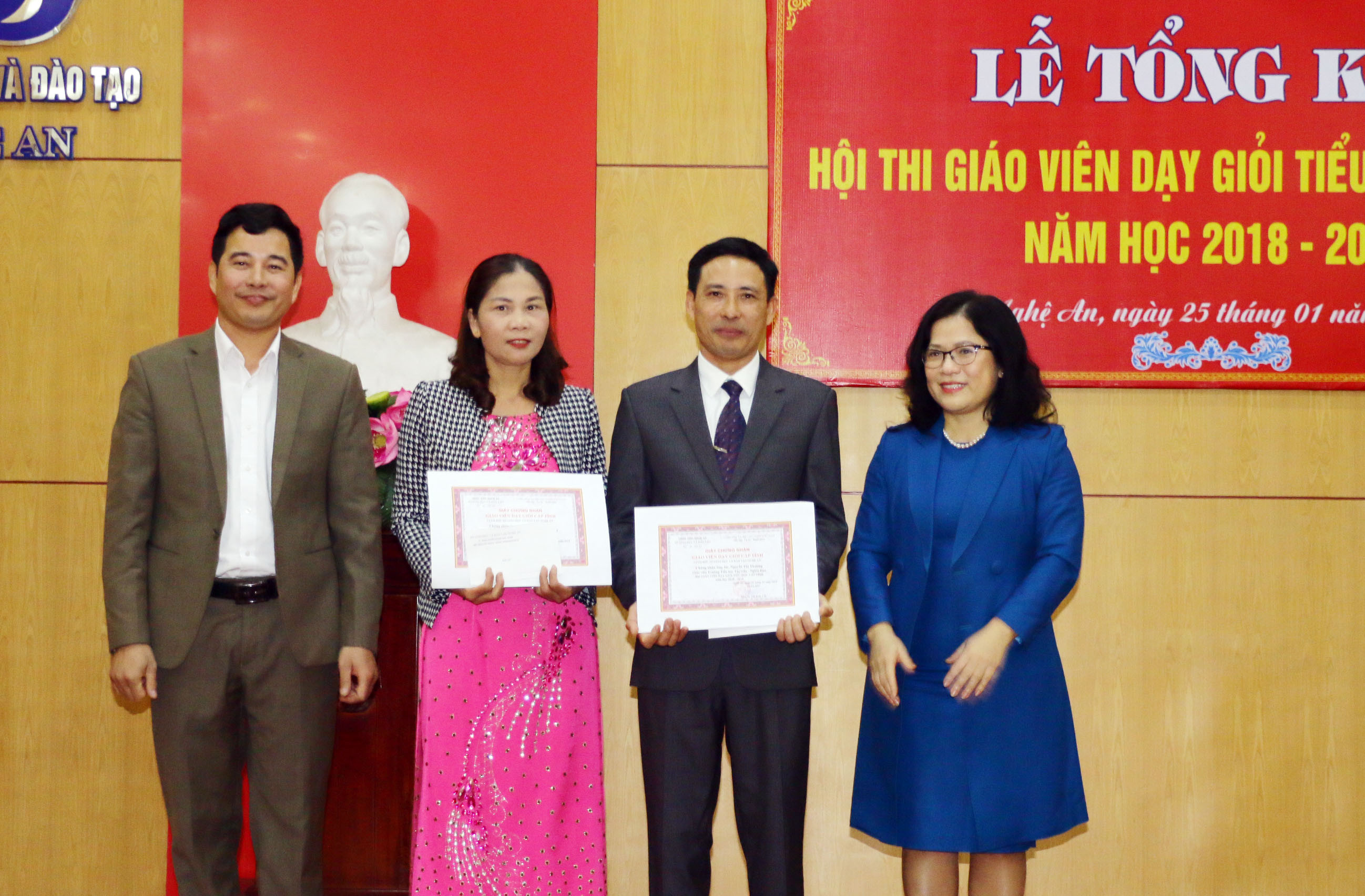 Đồng chí Nguyễn Thị Kim Chi khen thưởng cho hai giáo viên ở vùng khó tham dự cuộc thi. Ảnh: Mỹ Hà