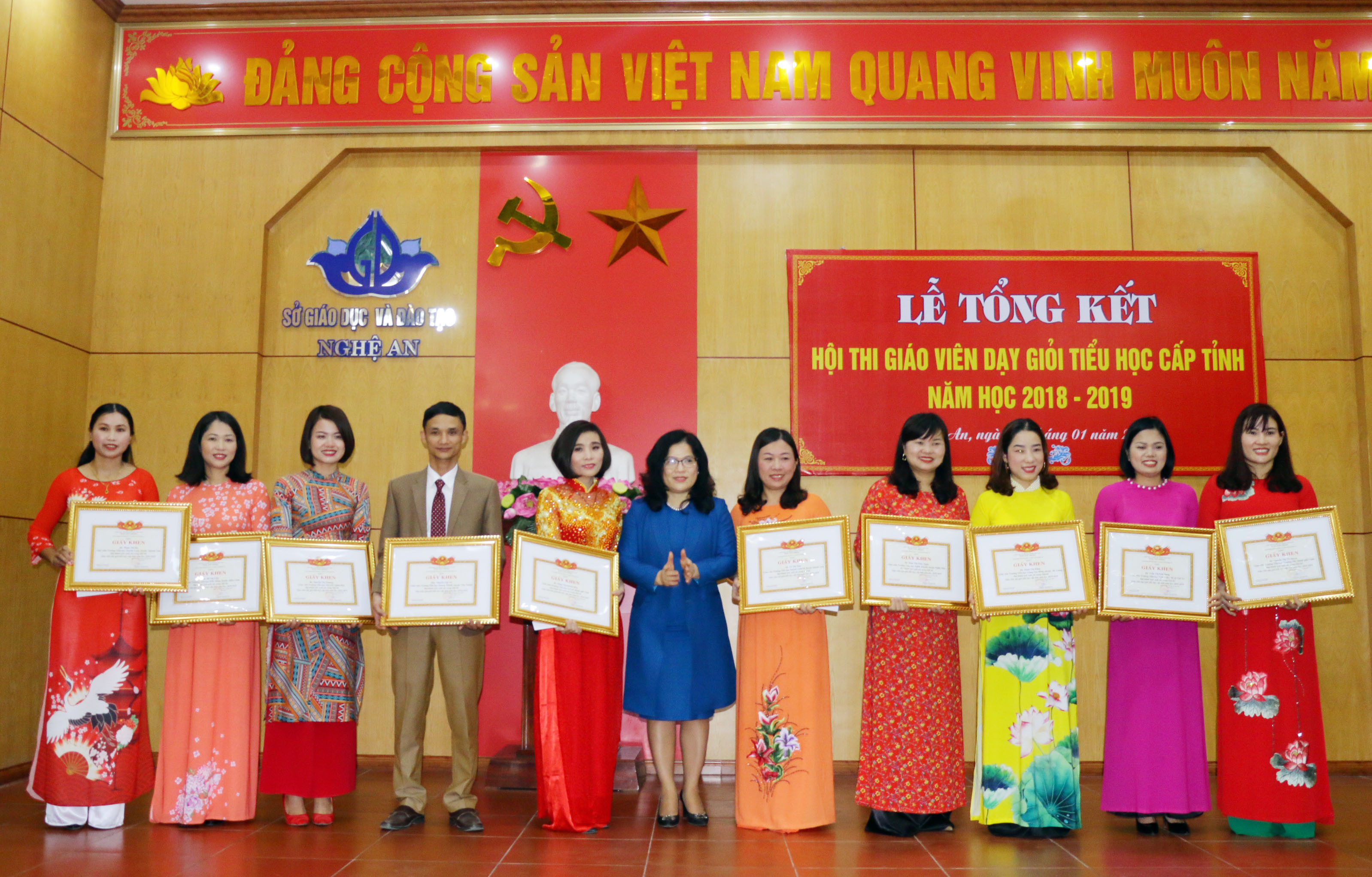 Đồng chí Nguyễn Thị Kim Chi - Giám đốc Sở Giáo dục và Đào tạo tặng giấy khen cho 10 giáo viên xuất sắc nhất hội thi. Ảnh: Mỹ Hà