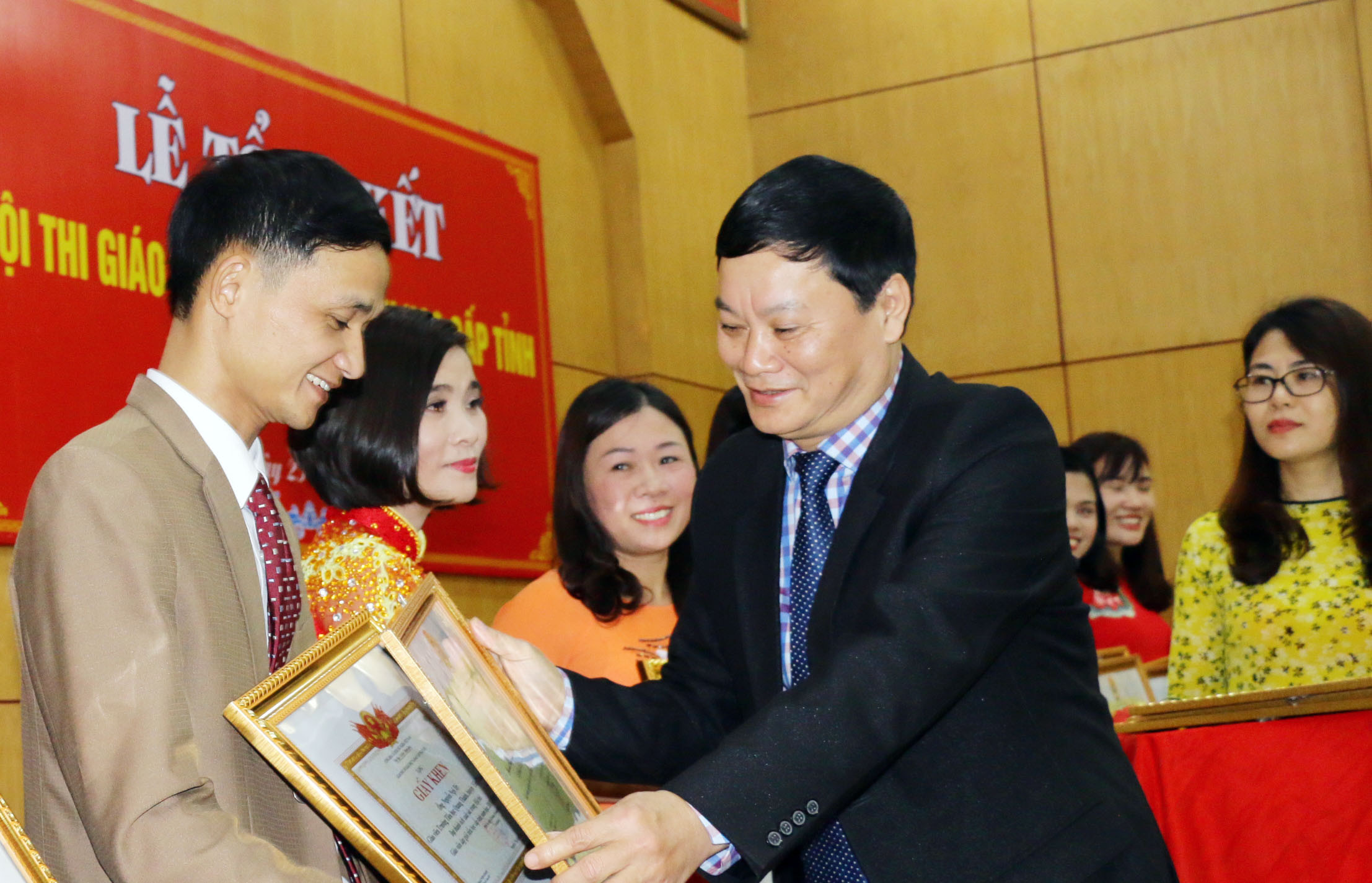 Đồng chí Nguyễn Kỳ Sơn - Phó Chủ tịch Liên đoàn Lao động tỉnh tặng bằng khen cho các giáo viên xuất sắc. Ảnh: Mỹ Hà