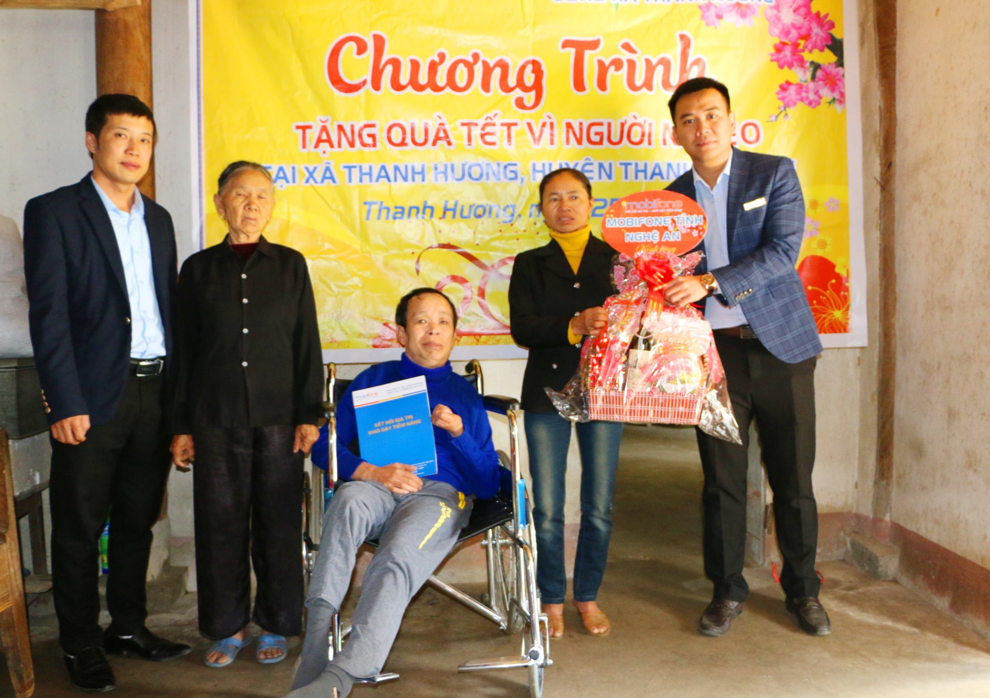 Đoàn công tác của Mobifone Nghệ An còn đến trao quà tại nhà cho thương binh Nguyễn Ảnh: Nguyễn Hải
