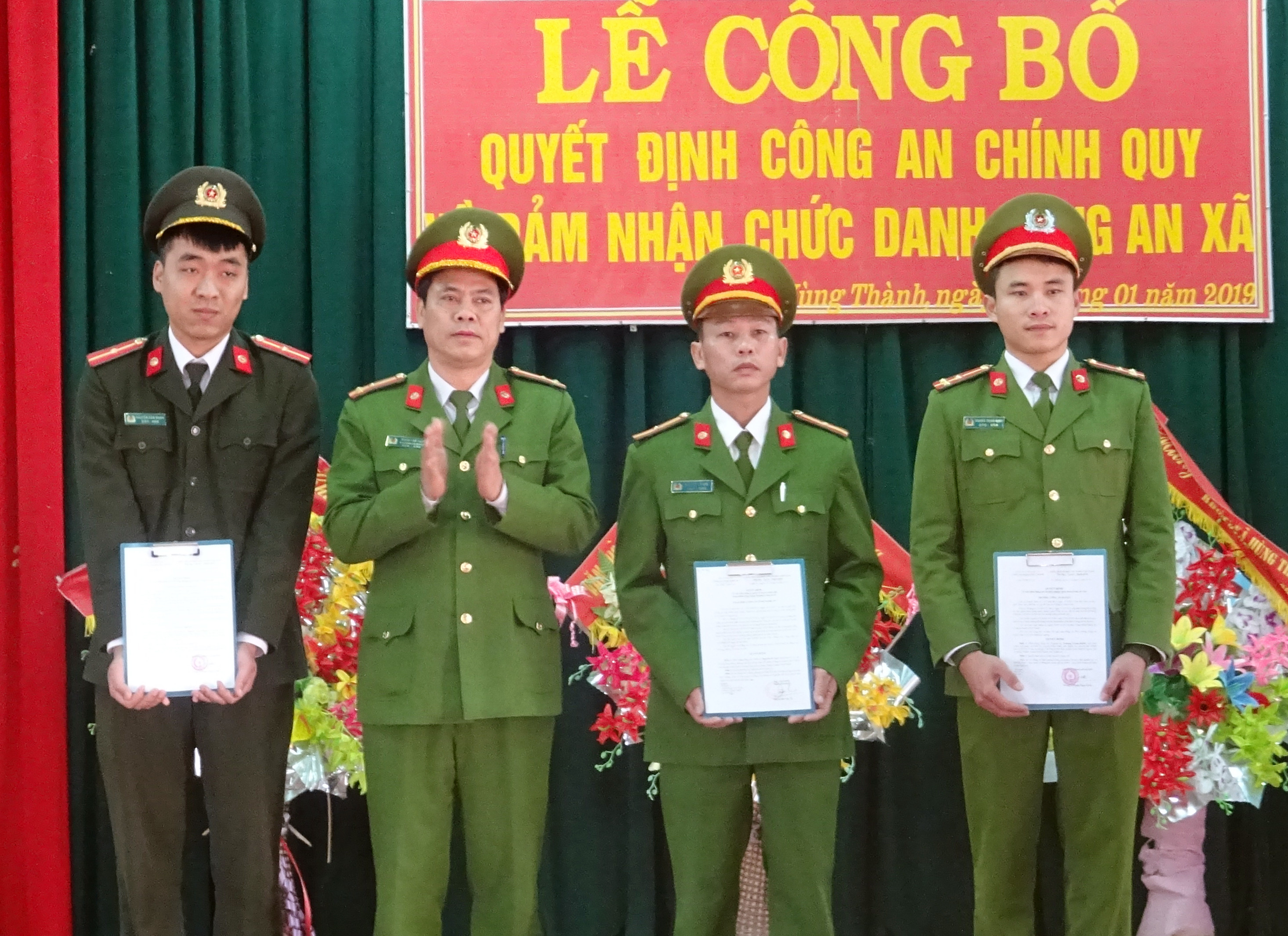 Thượng tá Đoàn Văn Tạc - Phó trưởng Công an huyện Yên Thành trao quyết định điều động cho 3 đồng chí. Ảnh: Nhung Hồng