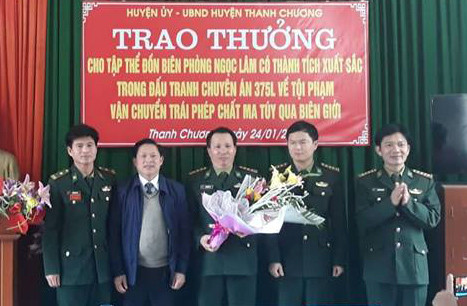 Lãnh đạo UBND huyện trao thưởng cho Ban chuyên án. Ảnh: Hải Thượng